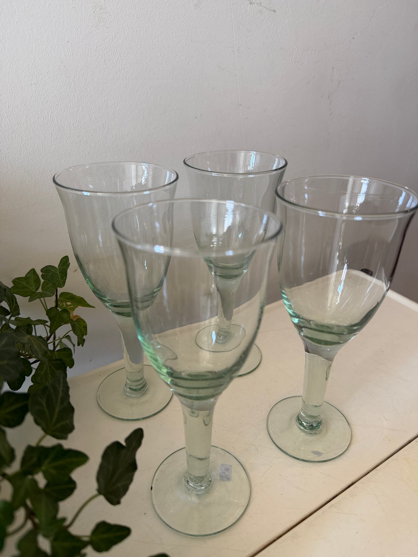 Prachtige groen transparante wijnglazen