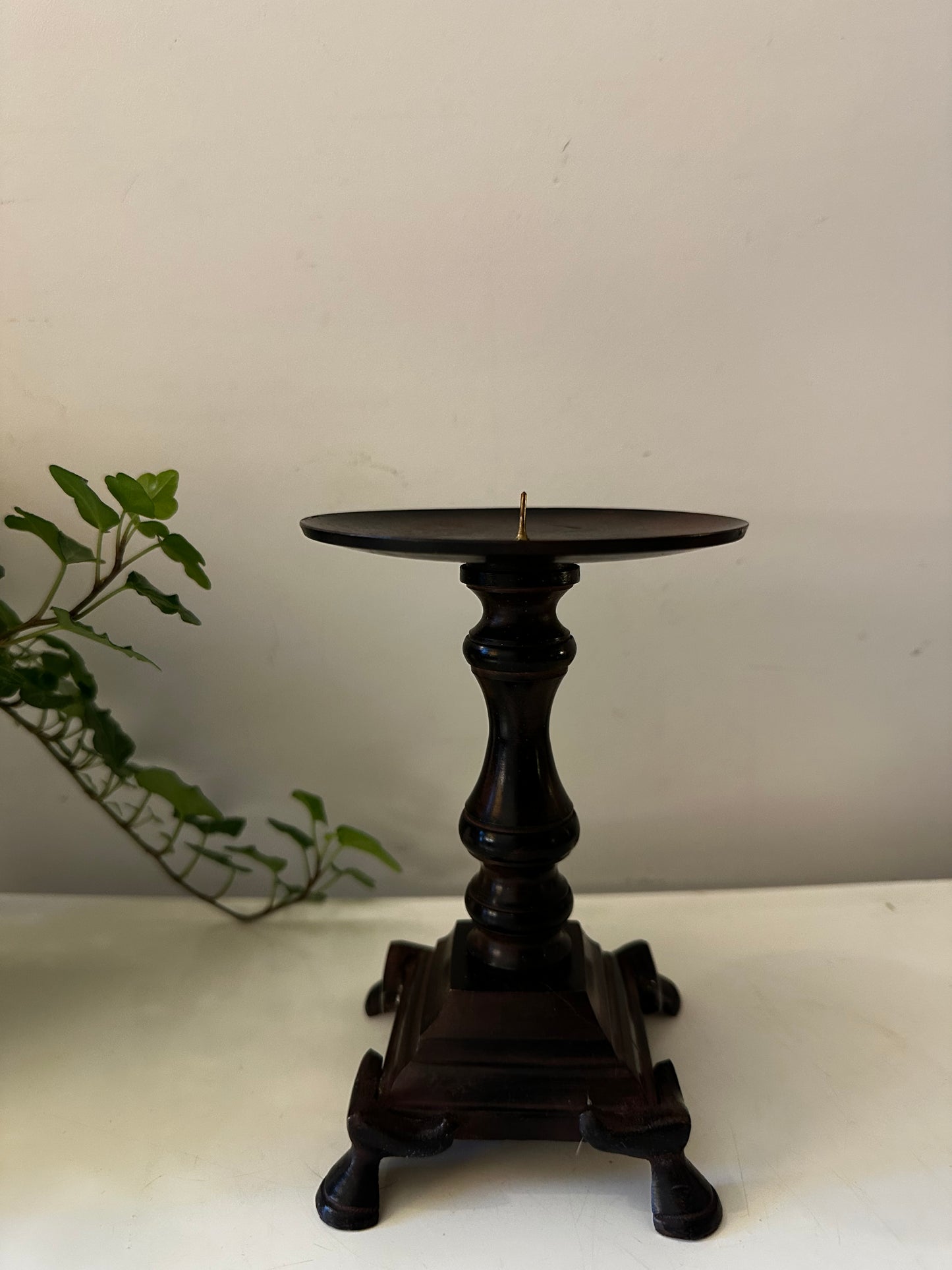 Donkerbruine kandelaar op vierkante voer