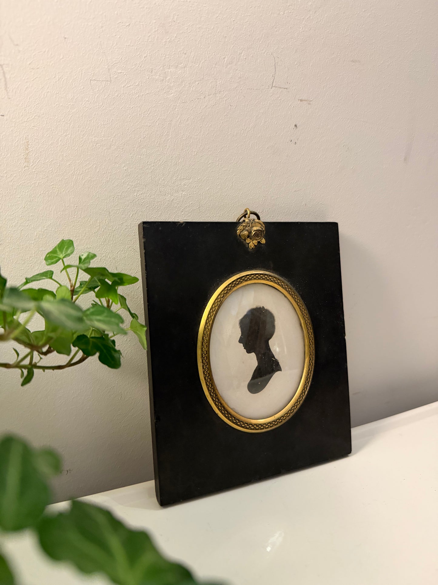 Silhouet portret in zwart lijstje met goudkleurige rand