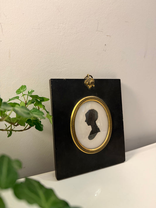 Silhouet portret in zwart lijstje met goudkleurige rand
