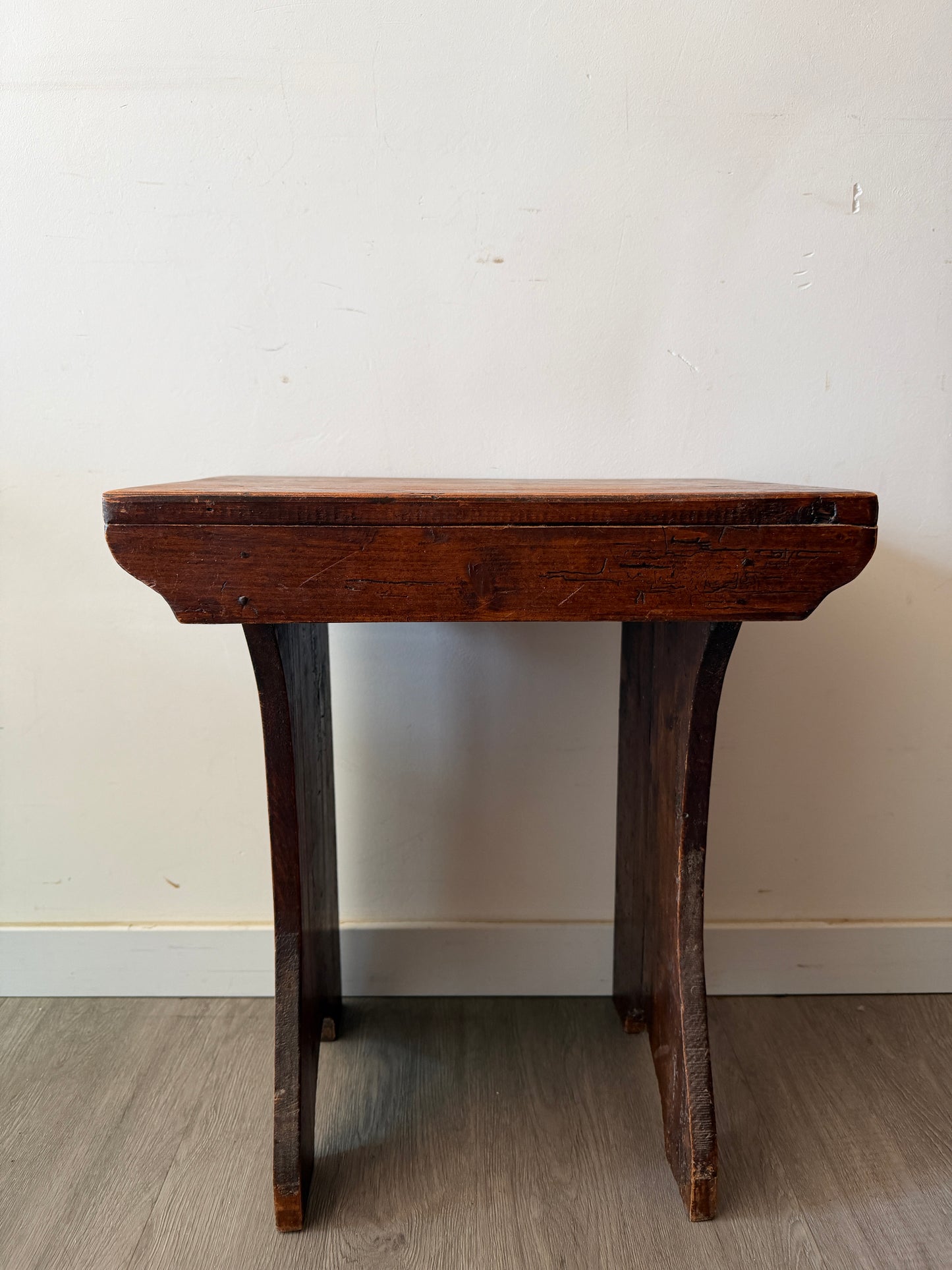 Vintage houten krukje plantentafeltje