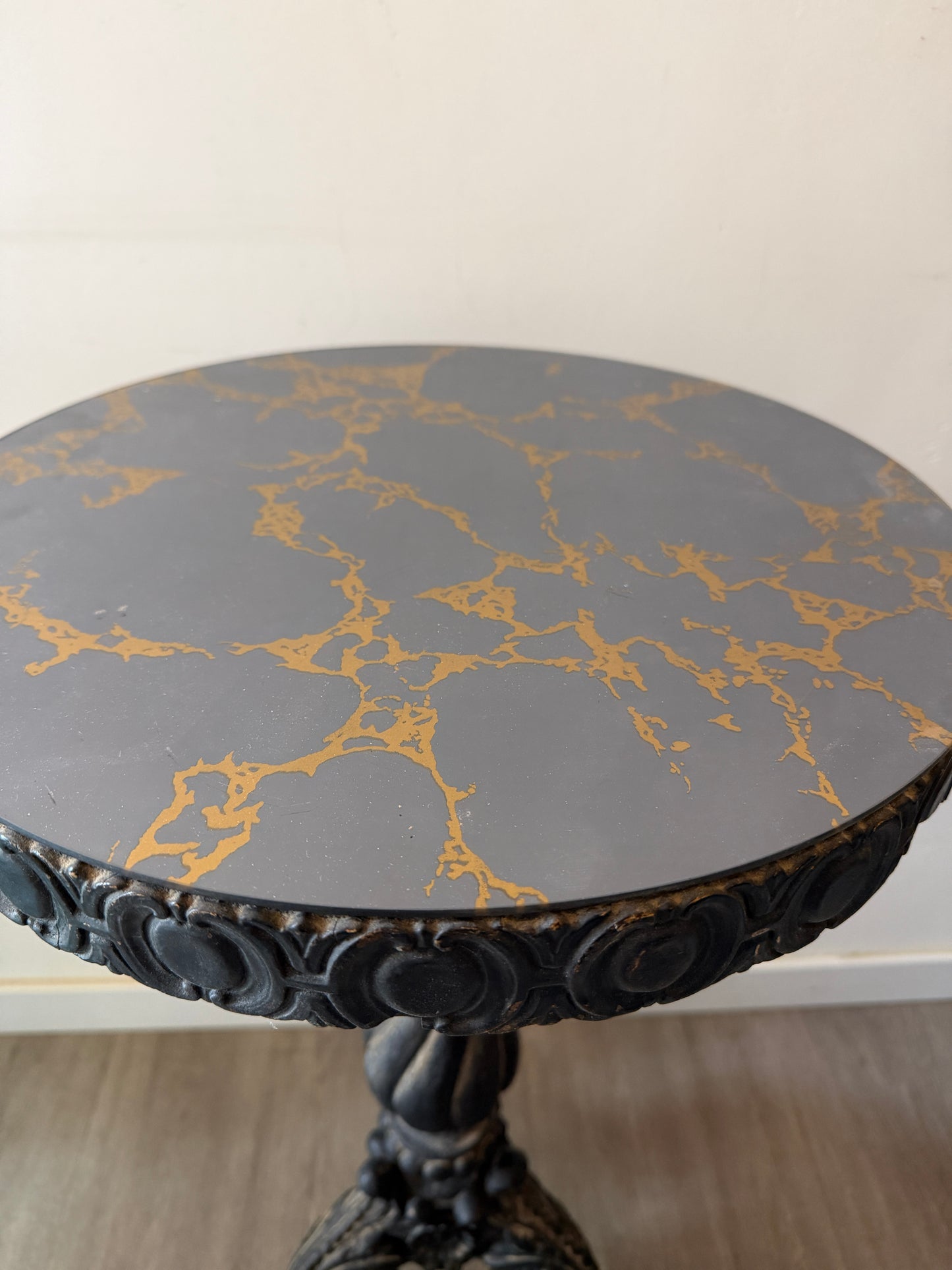 Zwart houten bijzettafeltje