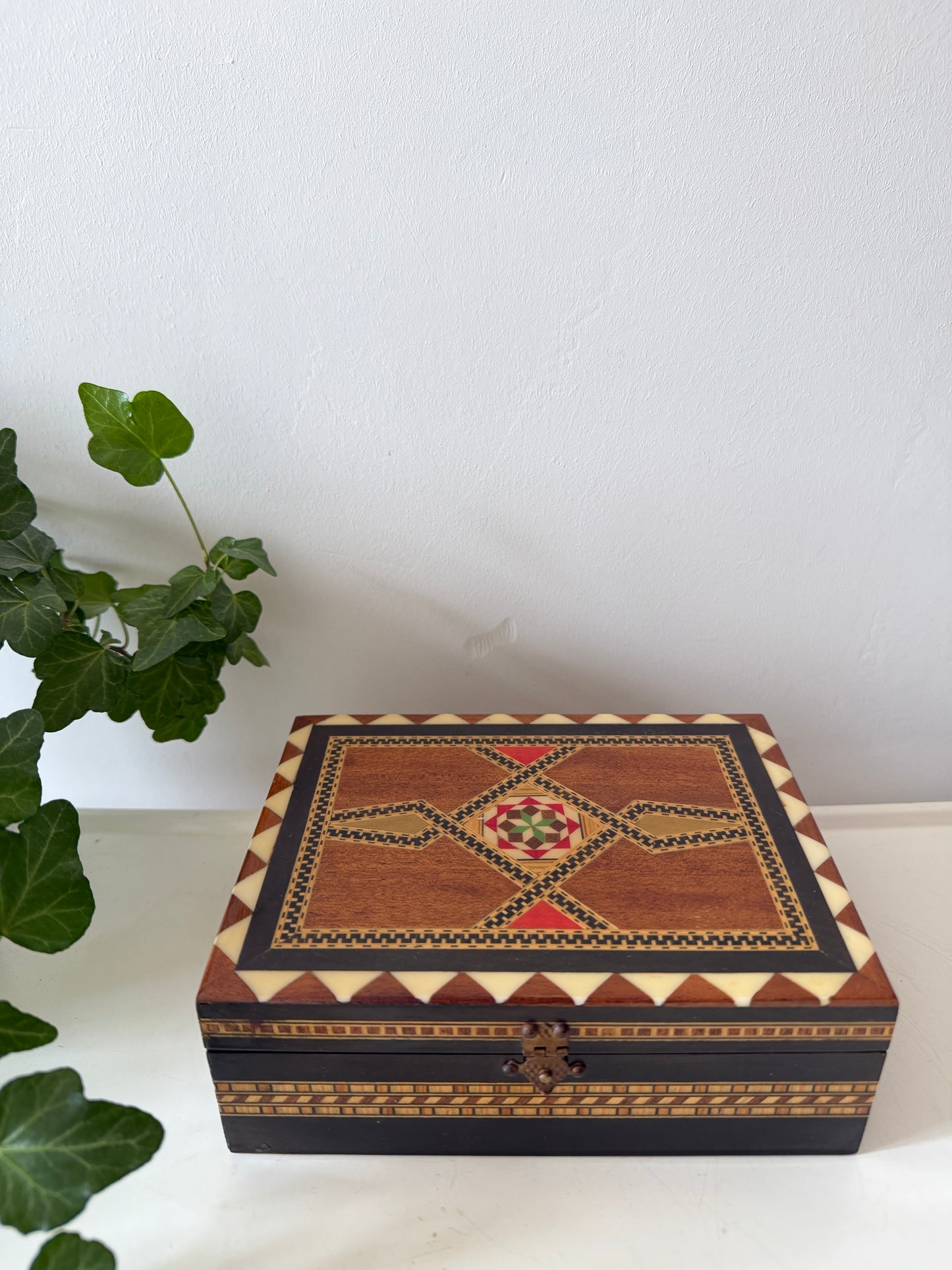 Houten bewaardoosje met ingelegd motief