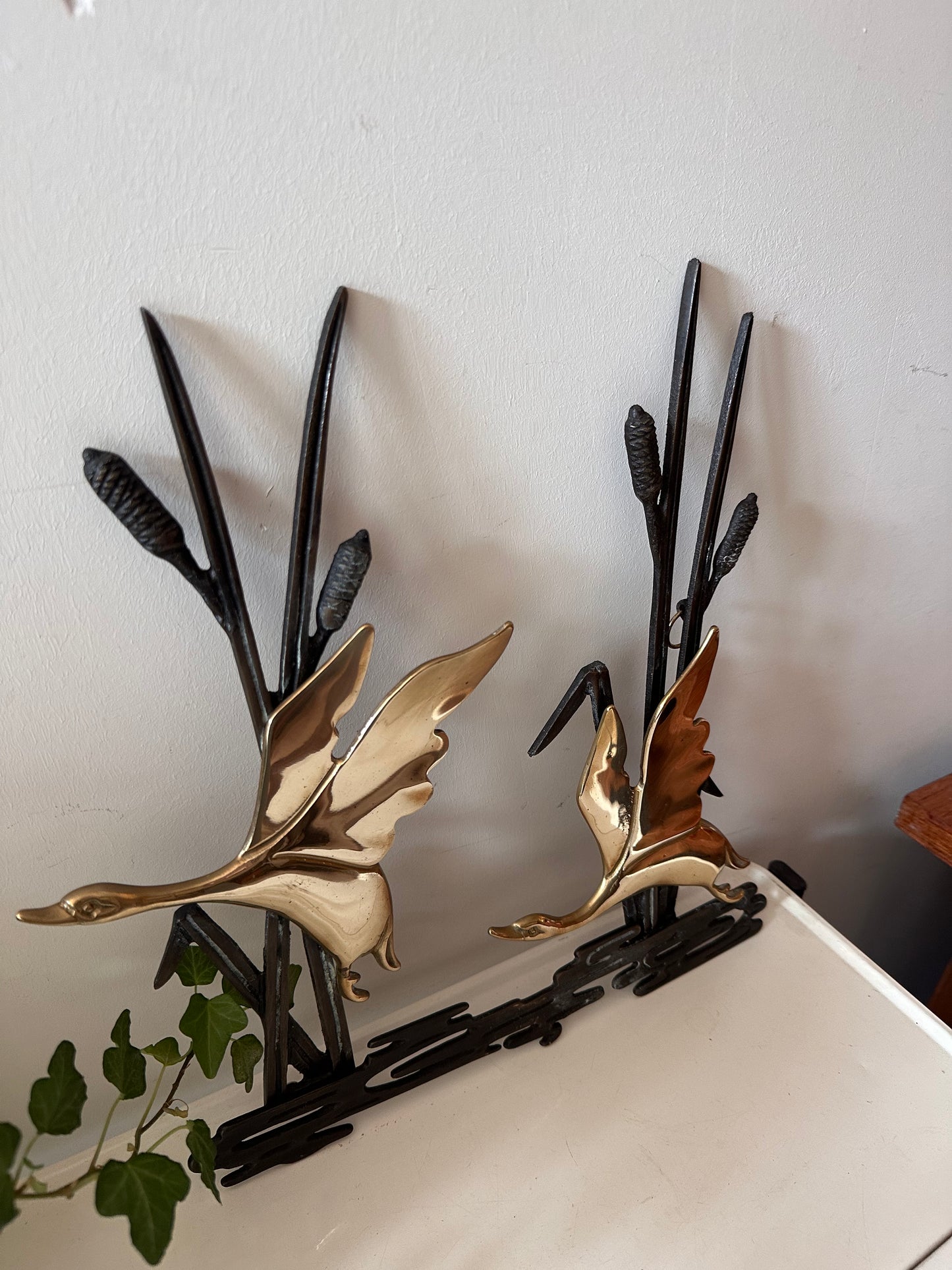 Wanddecoratie messing zwanen in riet