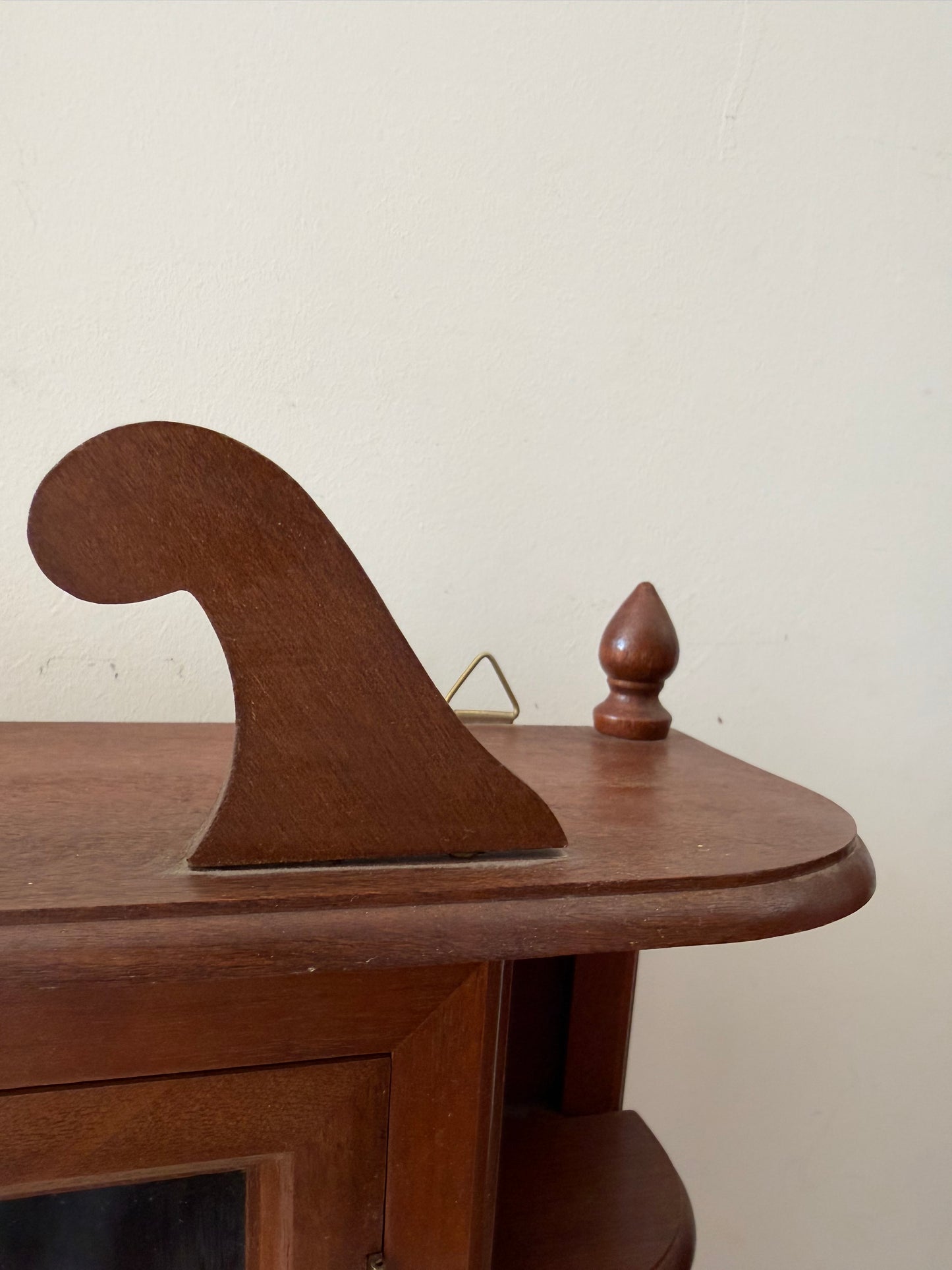 Houten wand vitrine kastje met glas