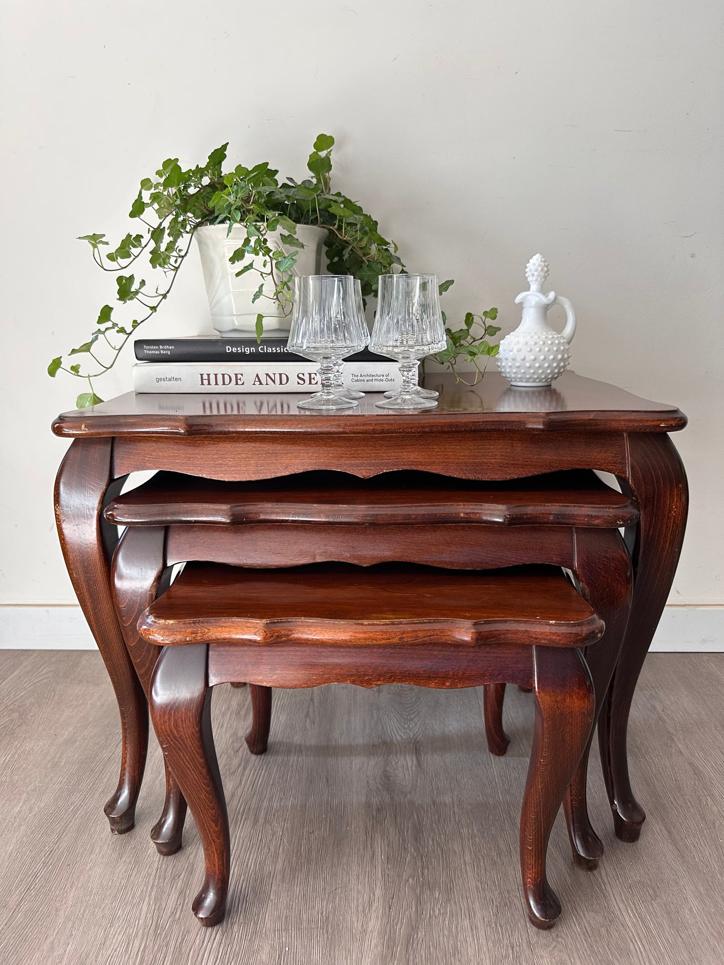 Nesting tables queen Ann stijl