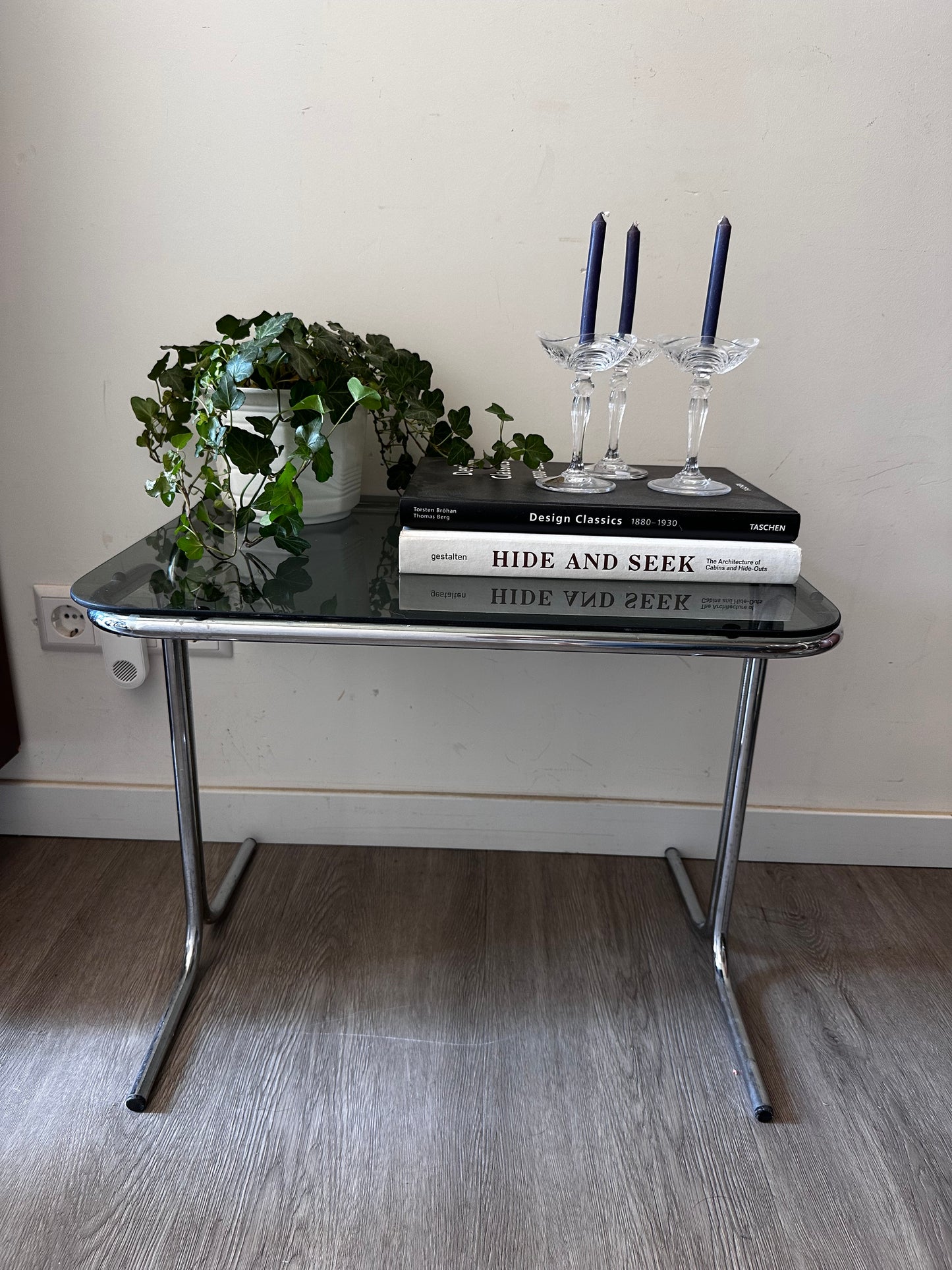 Bijzettafel in Bauhaus stijl met rookglas