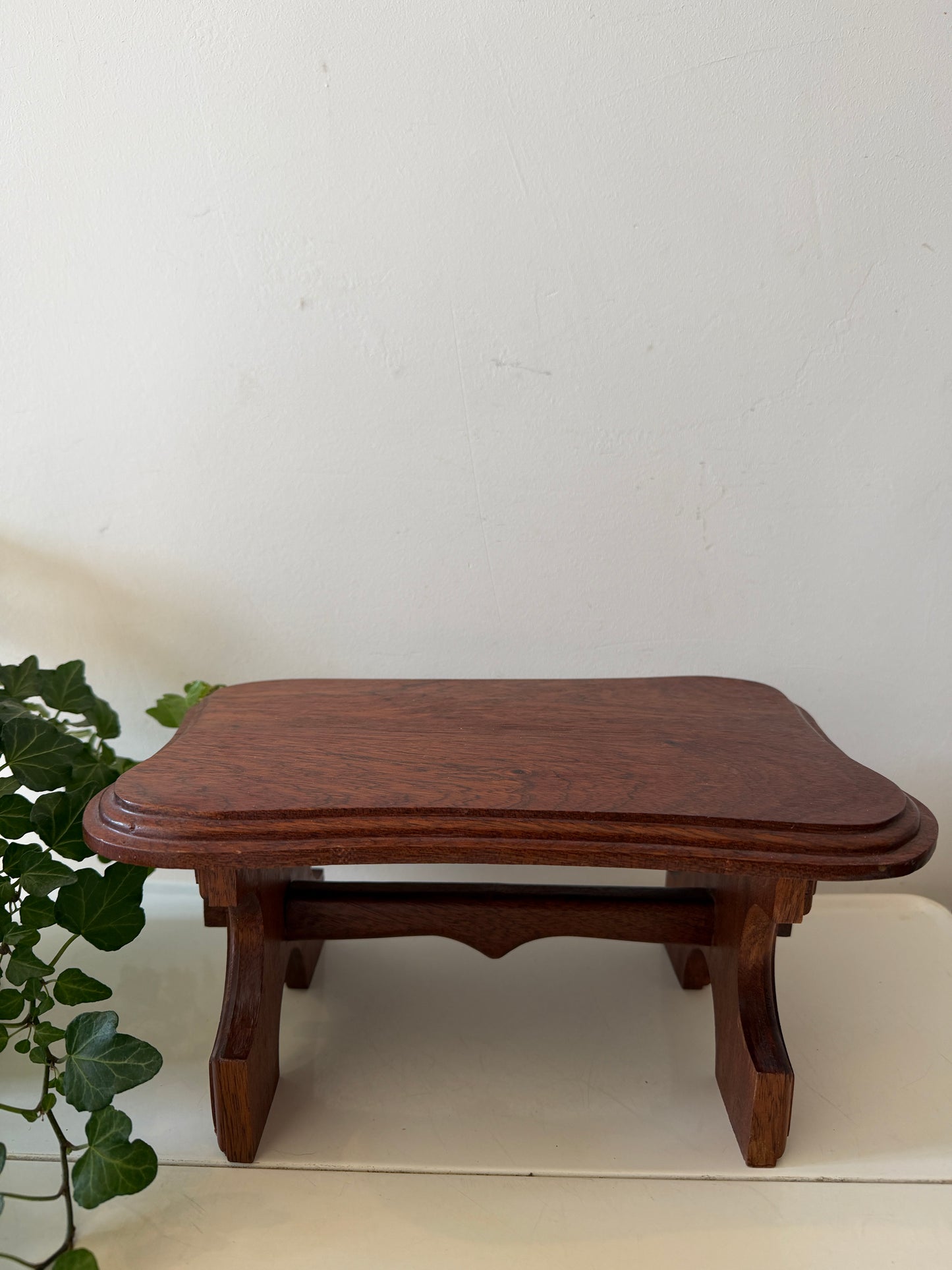 Klein vintage houten plantentafeltje
