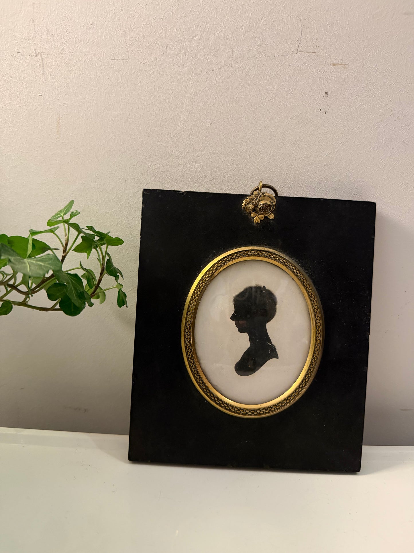 Silhouet portret in zwart lijstje met goudkleurige rand