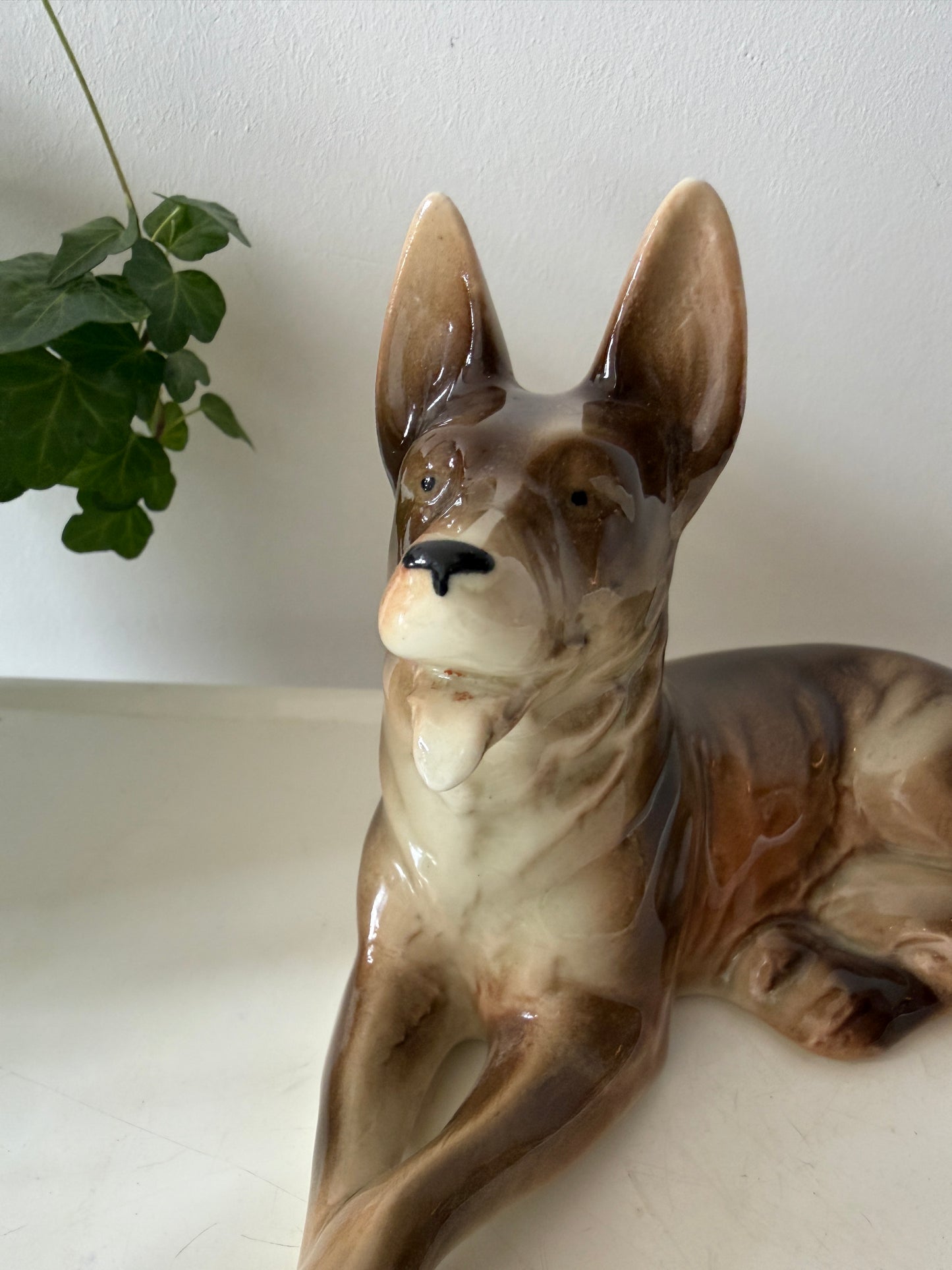 Porseleinen beeldje herdershond