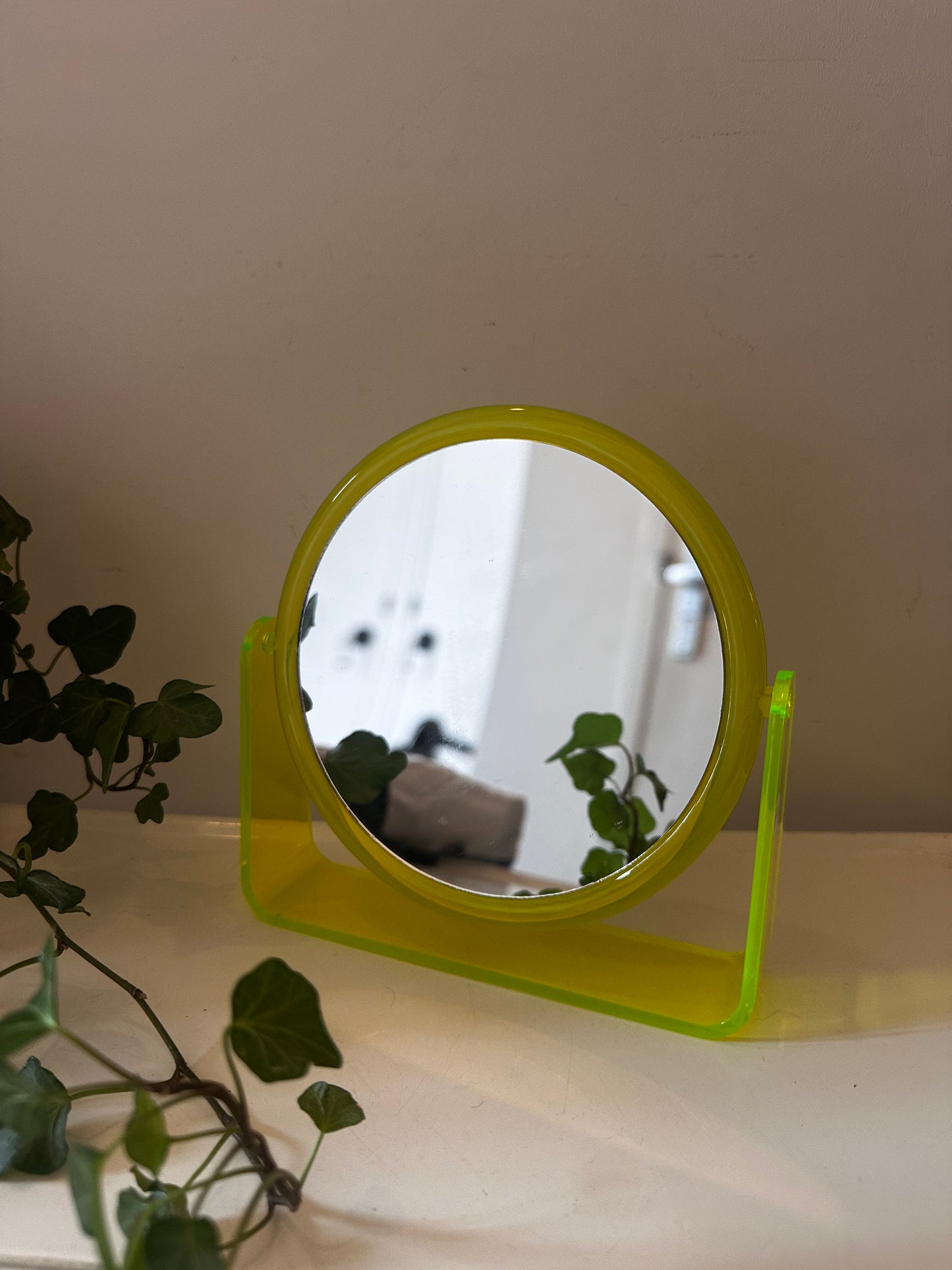 Neon groene tafelspiegel