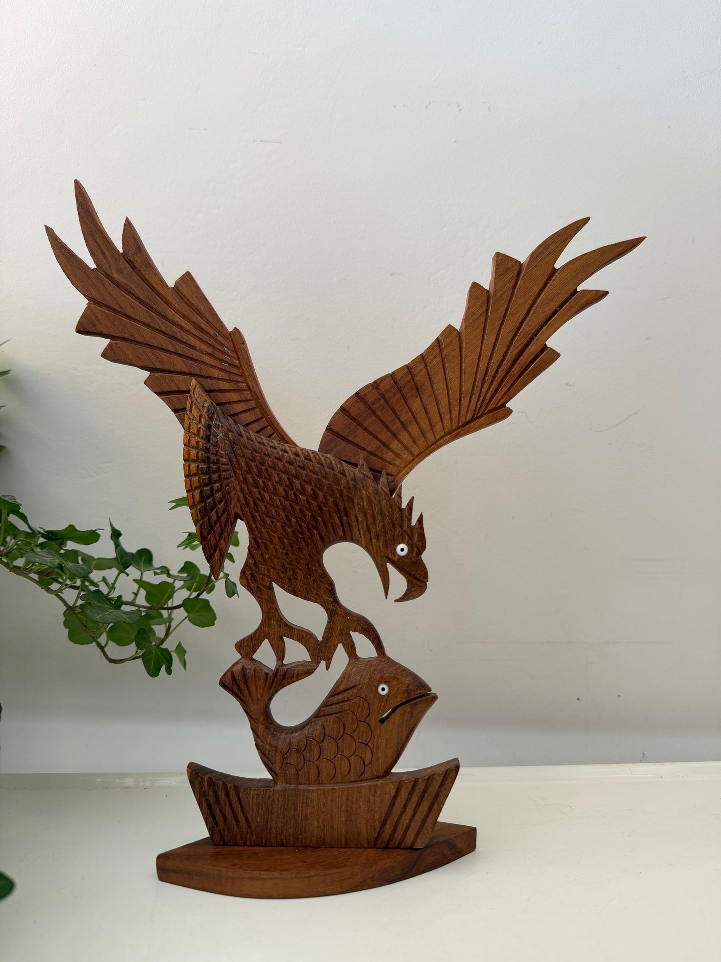 Houten beeld vogel met vis