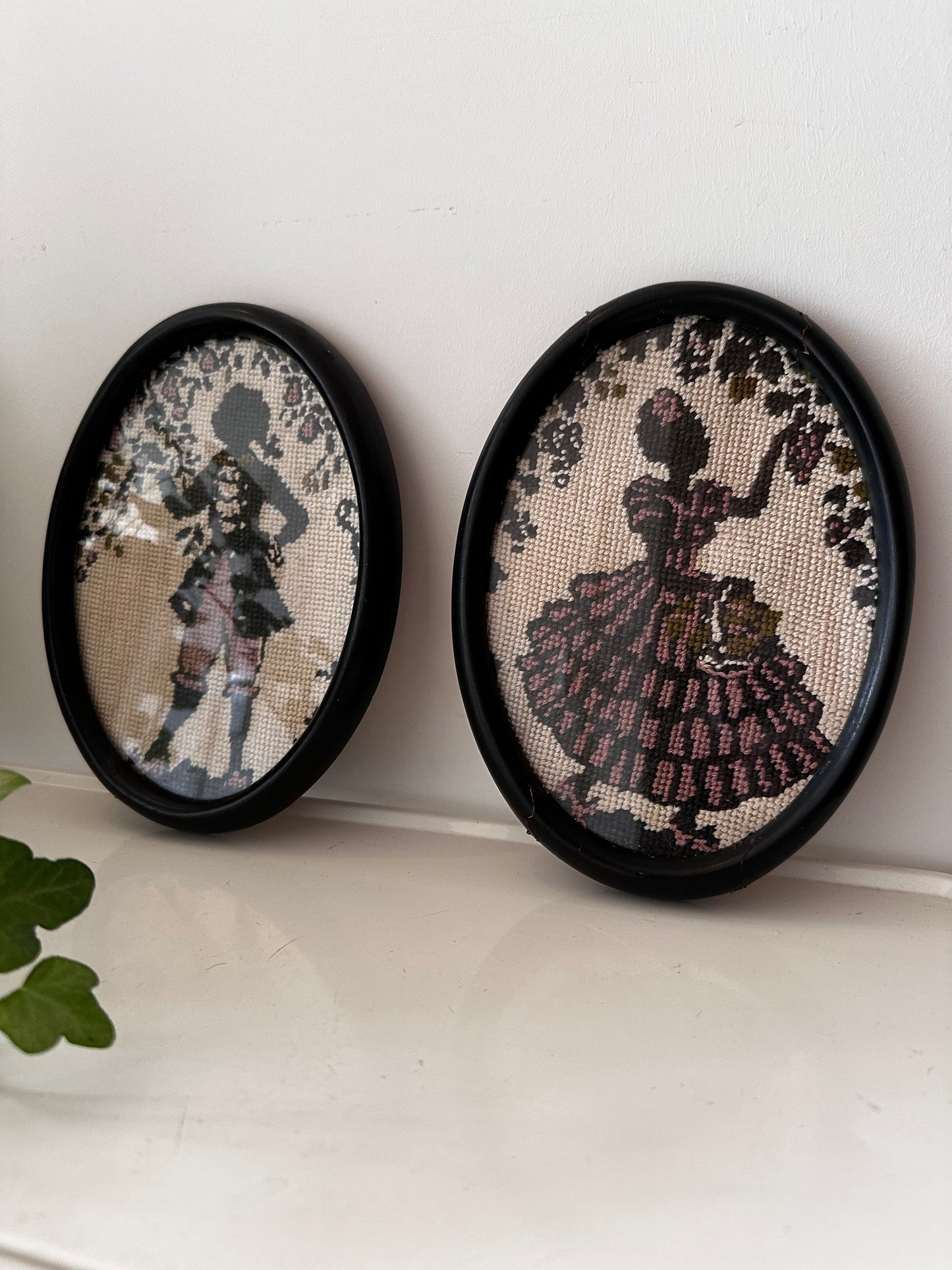 Twee vintage borduurwerkjes in lijstje