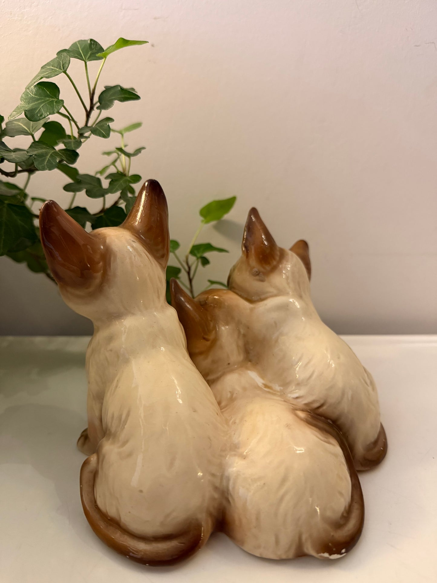 Porseleinen beeldje van 3 katjes