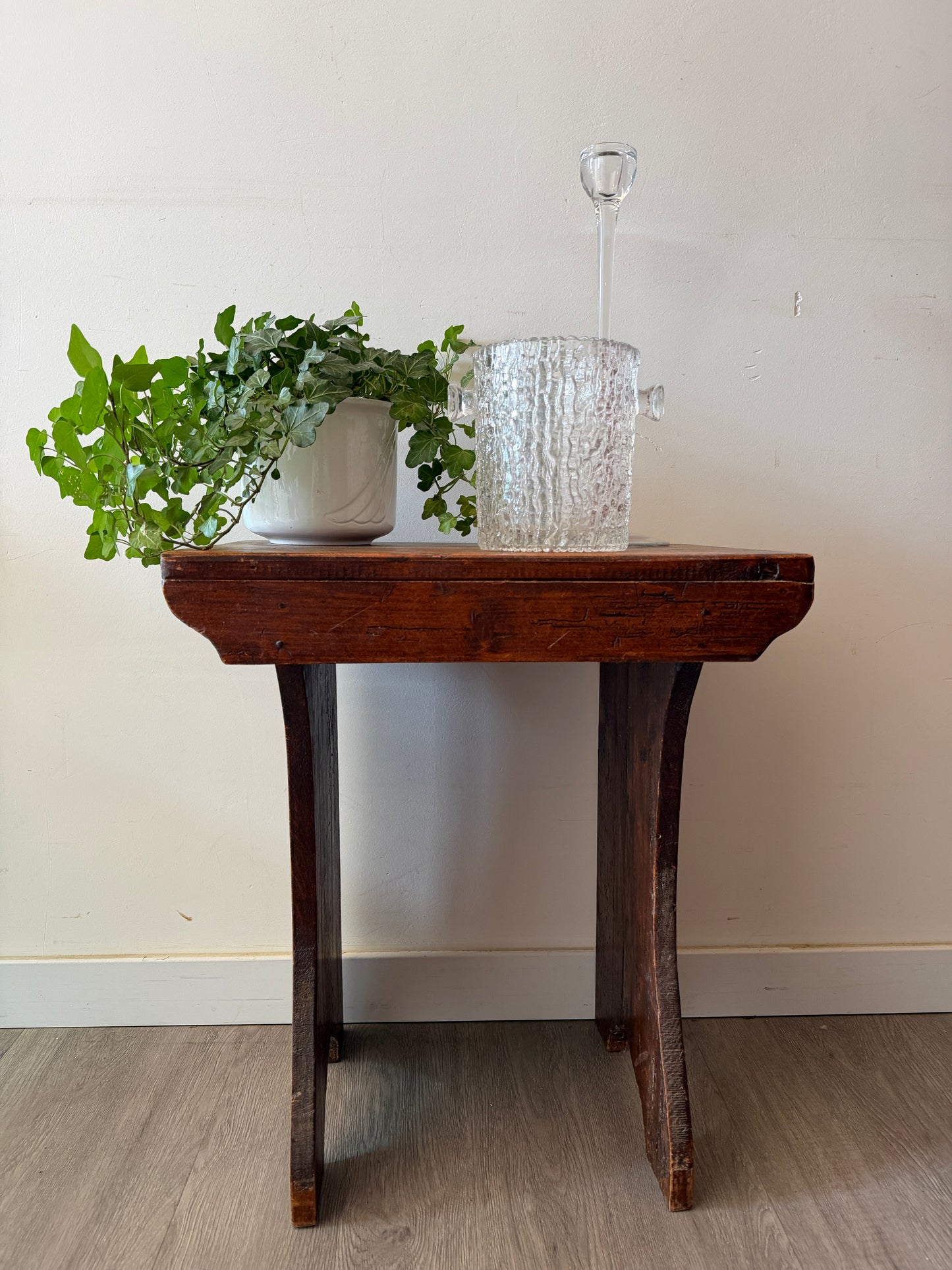 Vintage houten krukje plantentafeltje