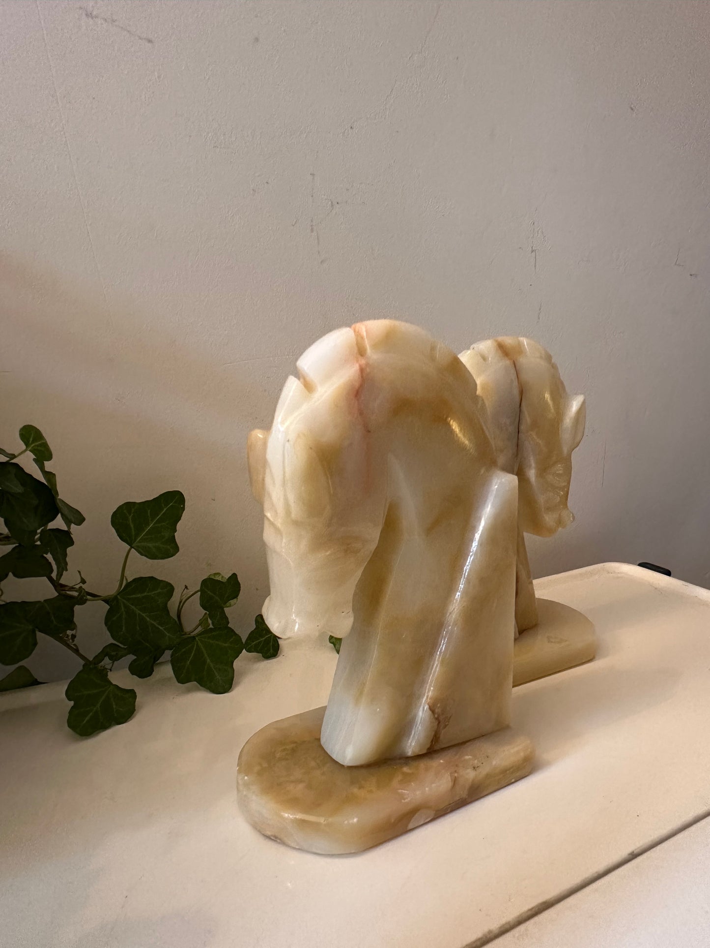 Twee onyx boekensteunen