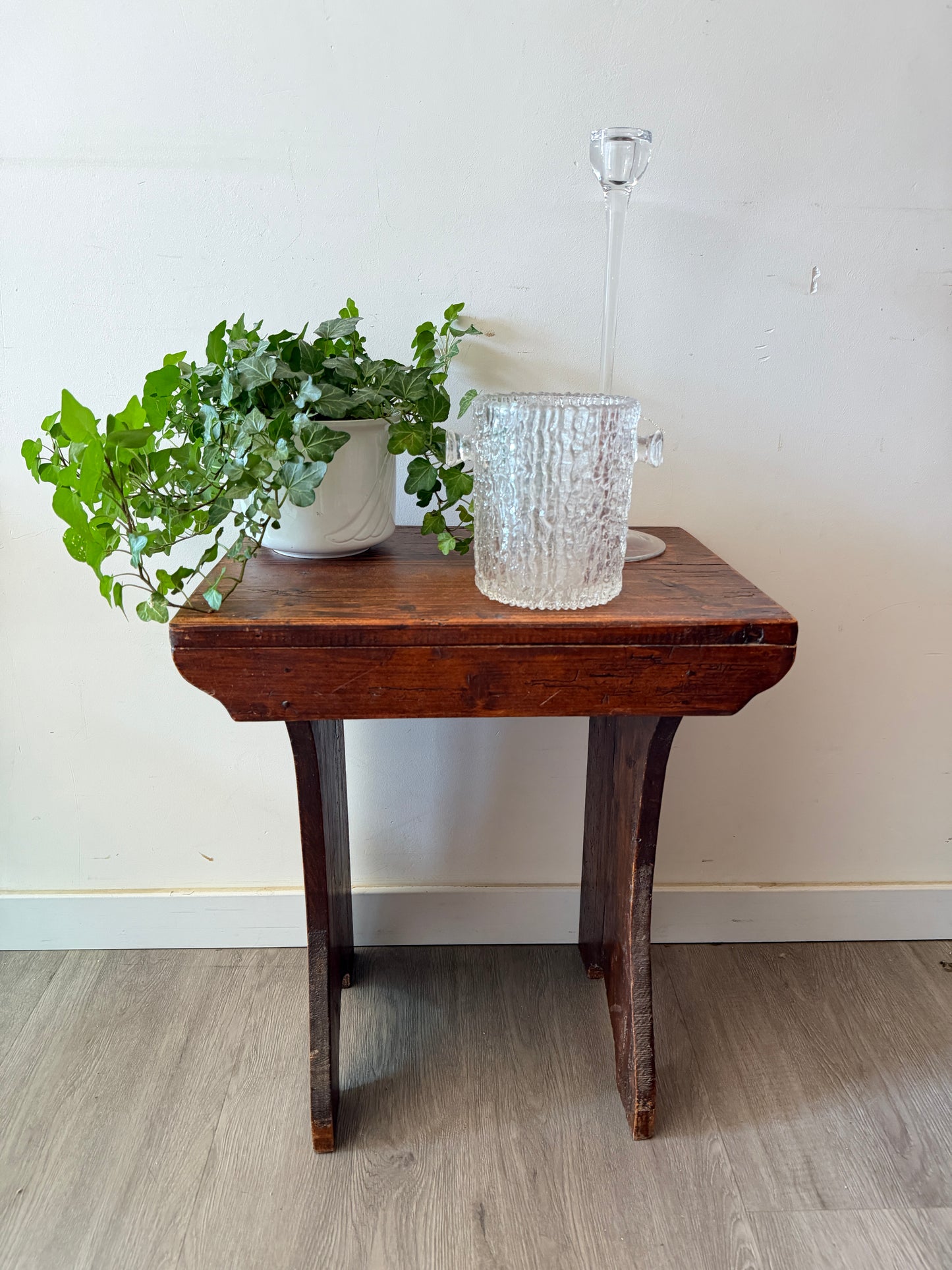 Vintage houten krukje plantentafeltje