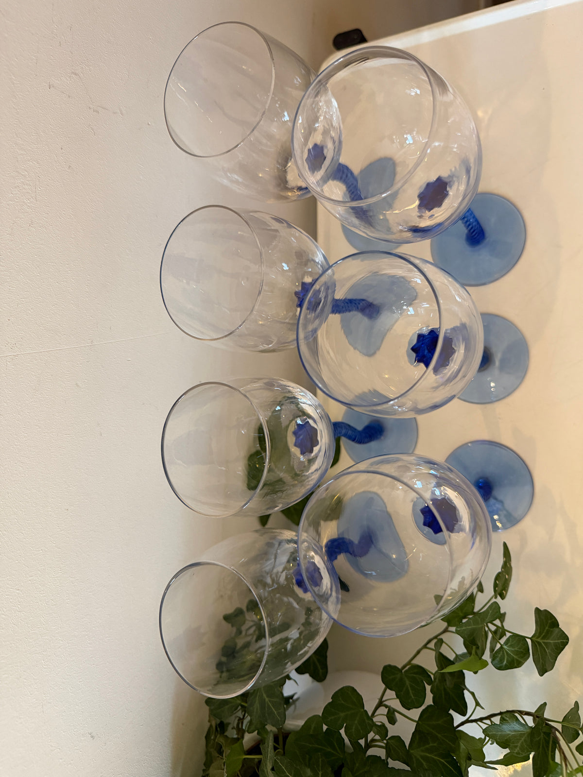 Wijnglazen met blauwe Wavy voet