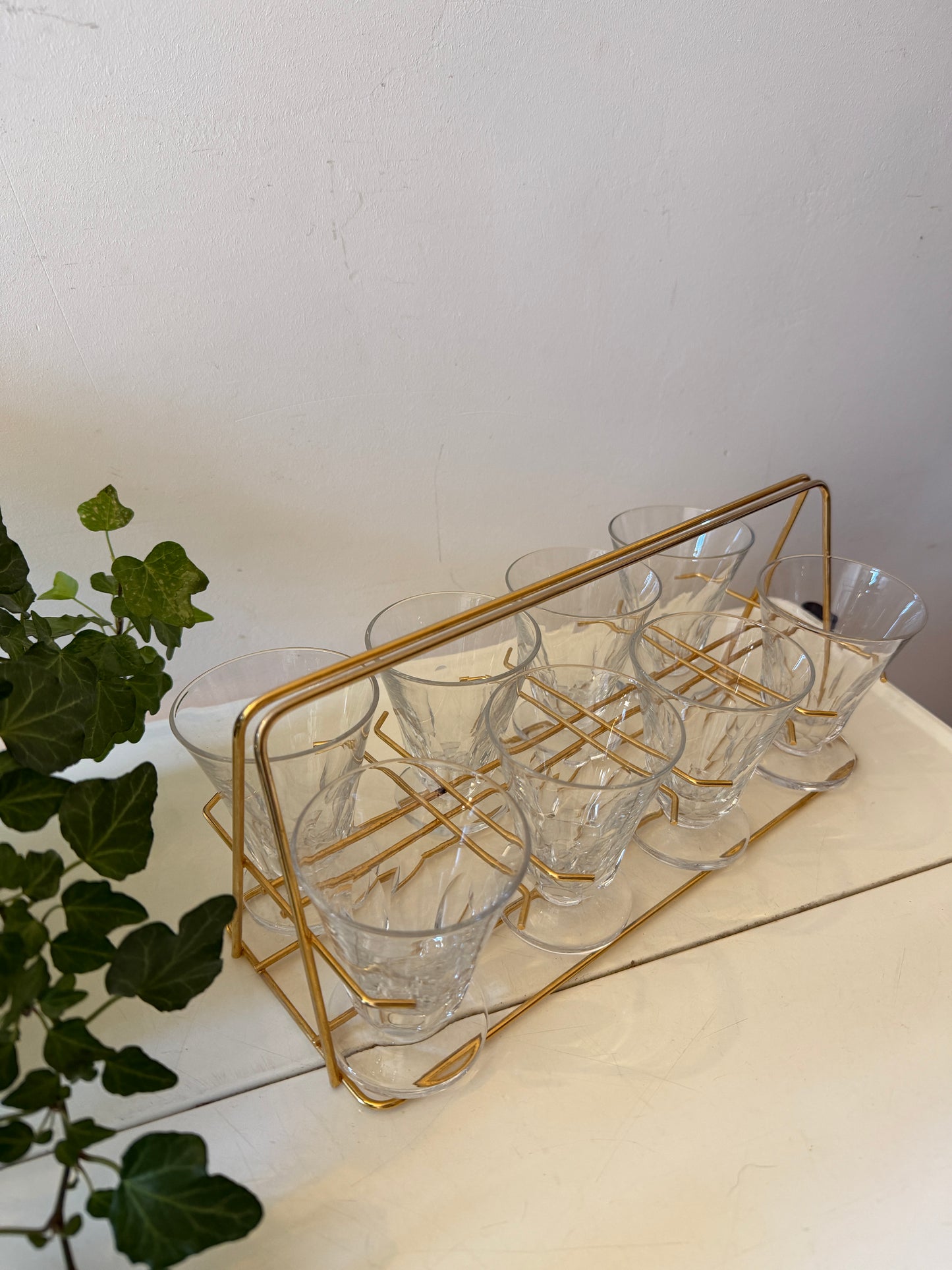 Set van 8 waterglazen in messing houder jaren 50