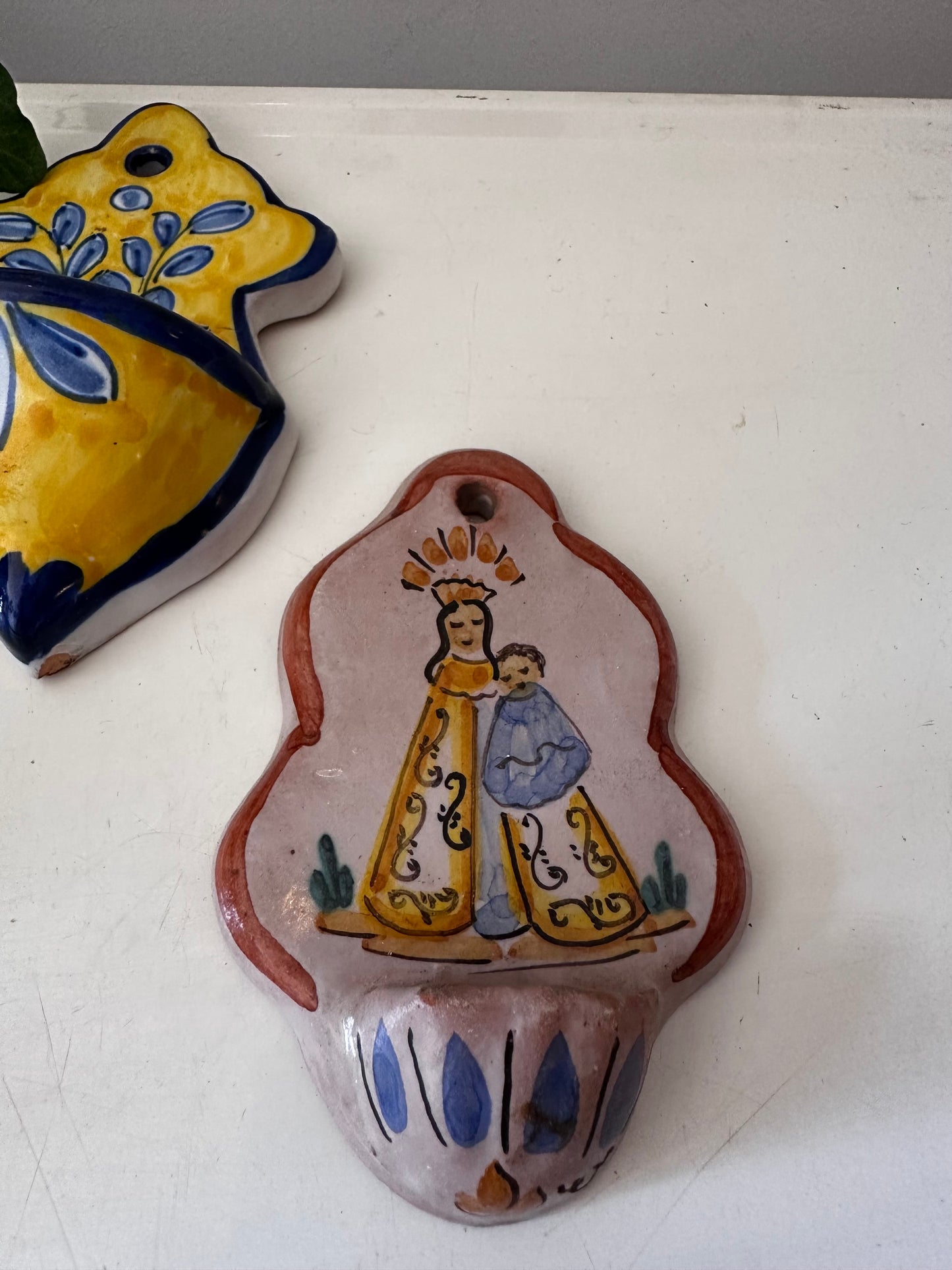 Keramieken wijwaterbakjes Spaans keramiek. Prijs per stuk