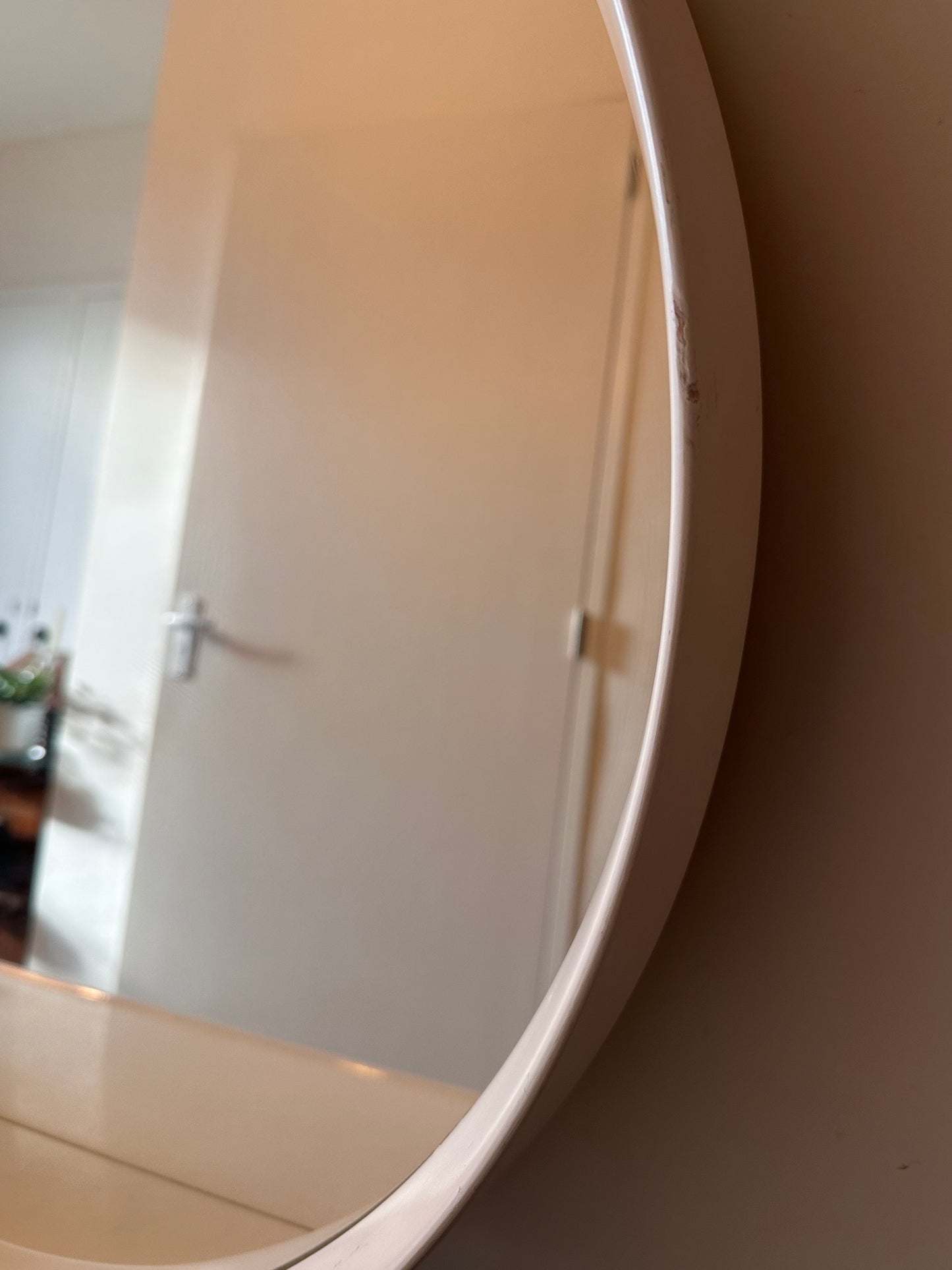 Jaren 70 rond spiegel met witte lijst