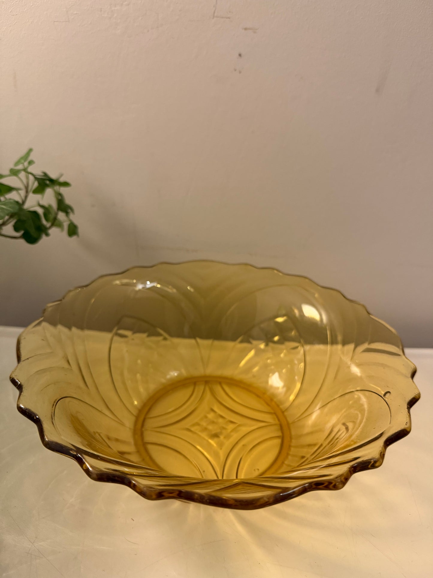 Persglazen art deco schaal geel
