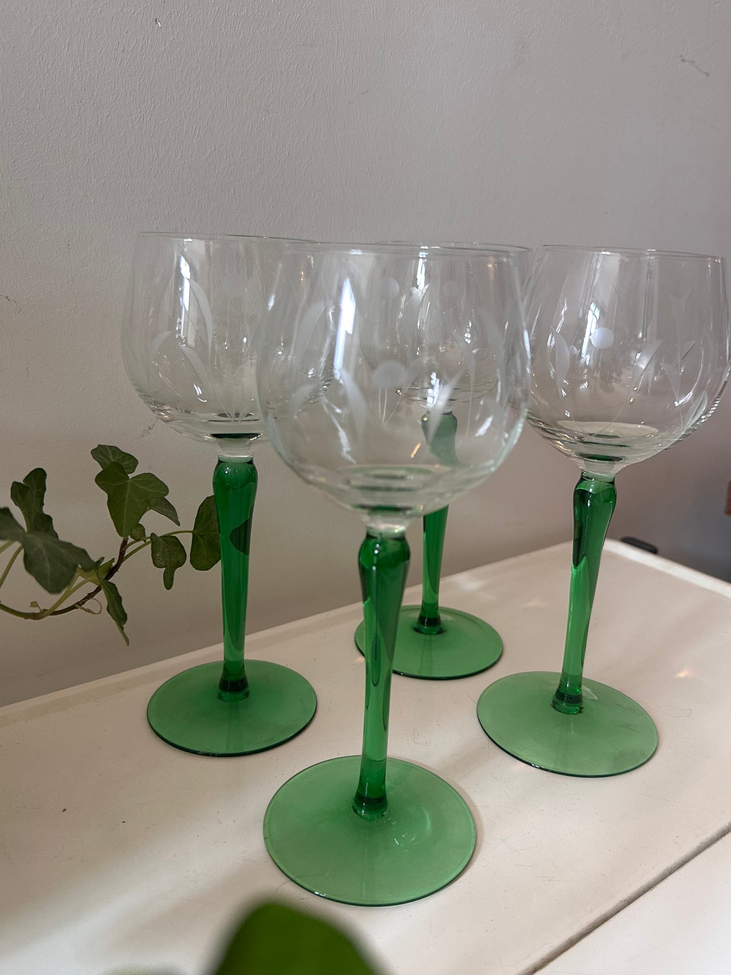 Set van 4 wijnglazen op groene voet