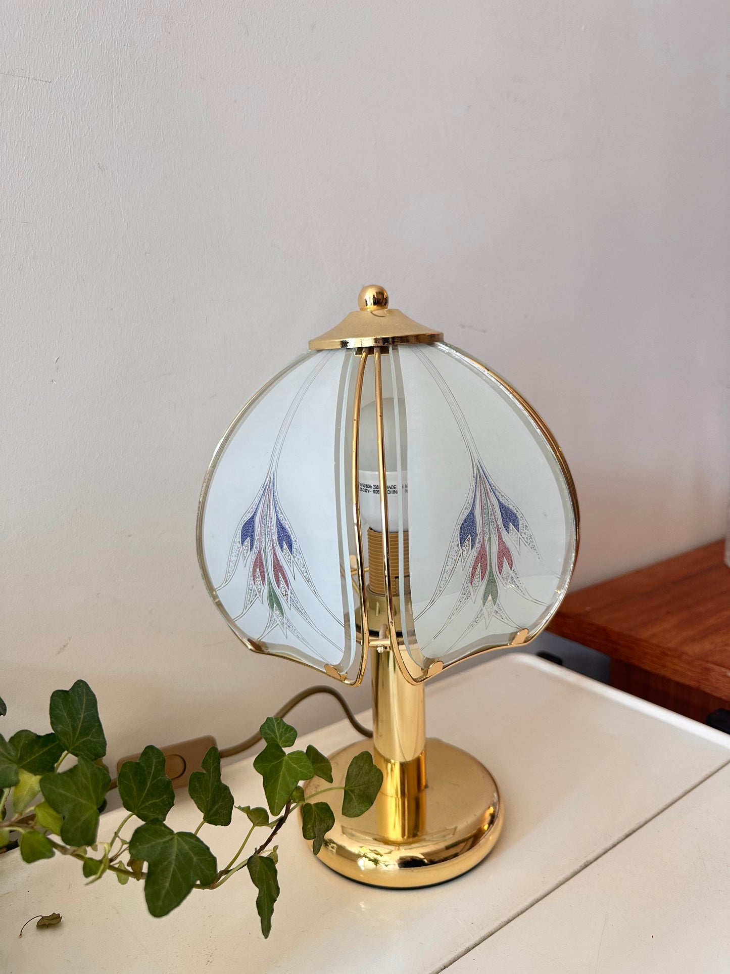 Tafellamp met glas en messing look