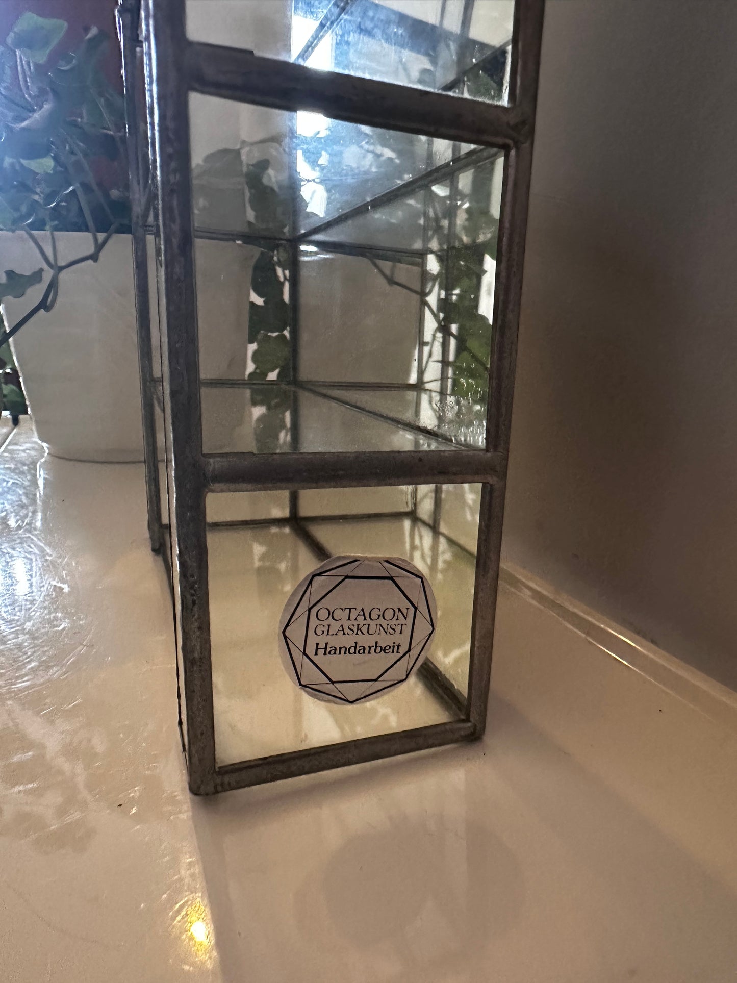 Glazen vitrinekastje met metaal