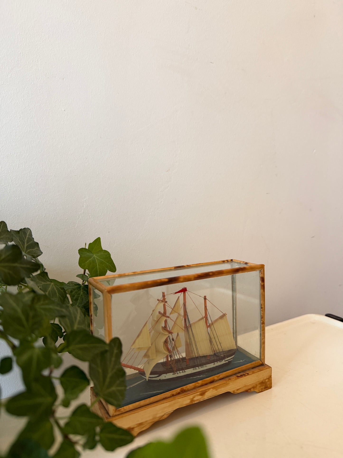 Miniatuur scheepje in vitrine
