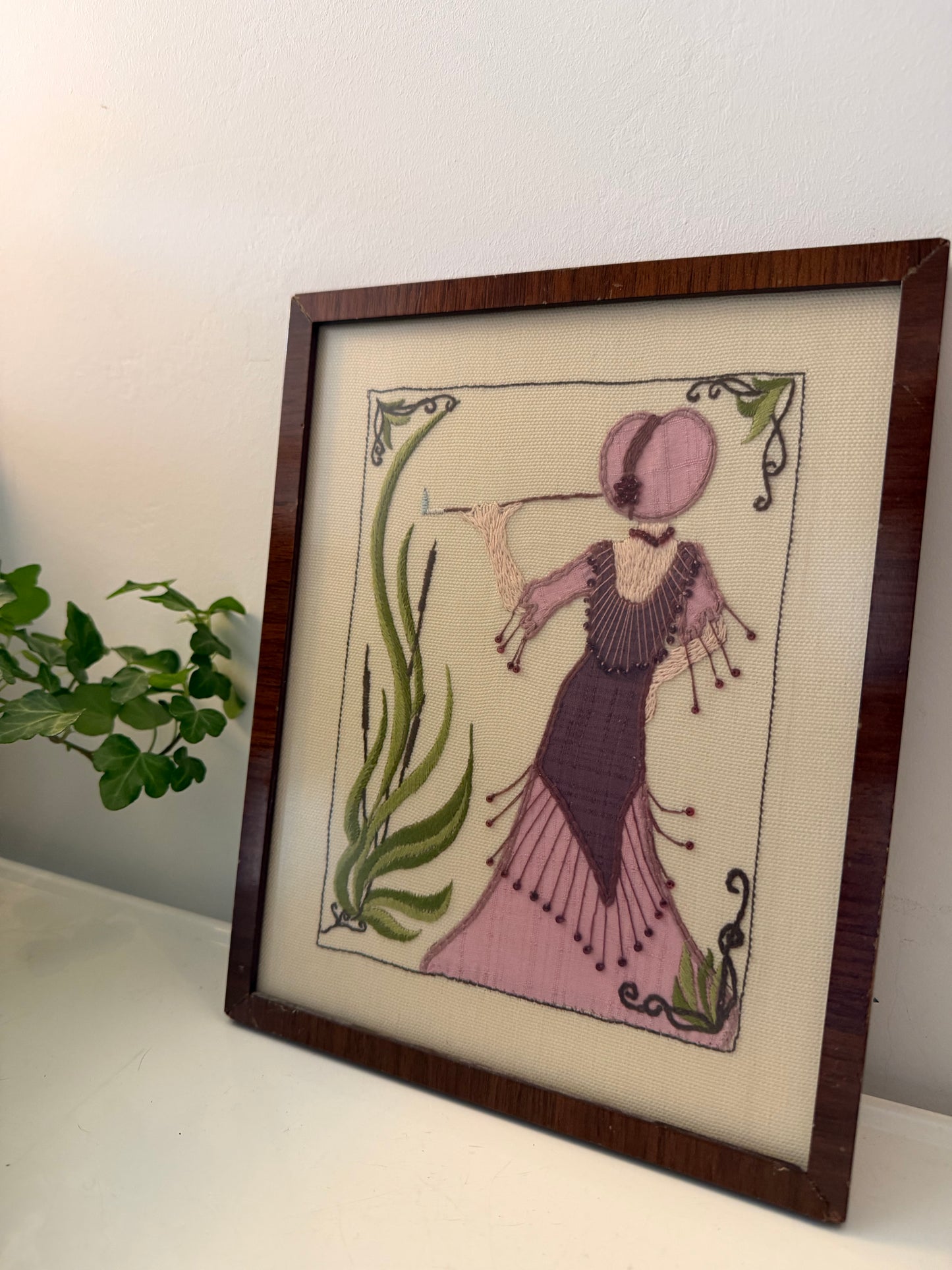 Art Deco borduurwerk in paarse tinten