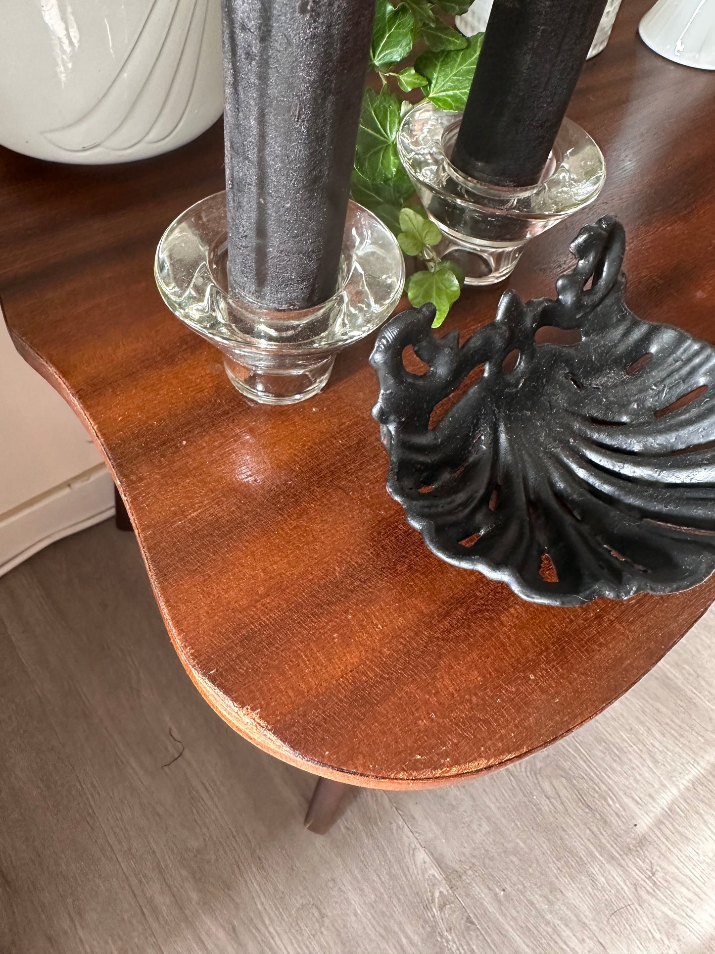 Mid Century tafeltje met golvend blad