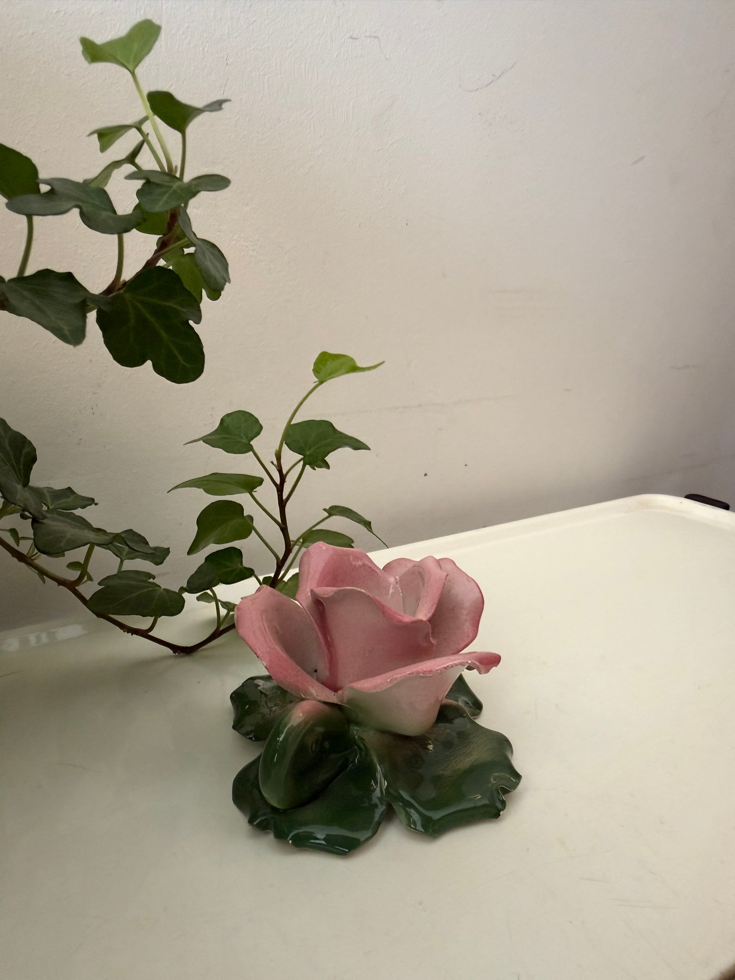 Kandelaar in de vorm van een roze roos
