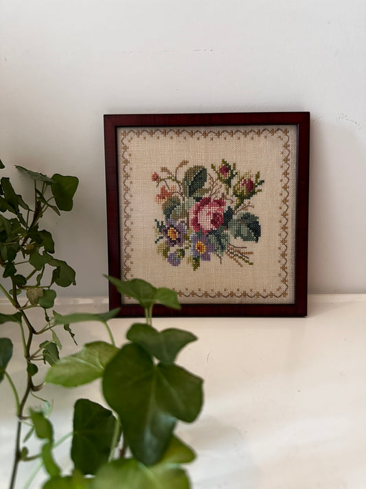 Lijstje met vintage borduurwerkje