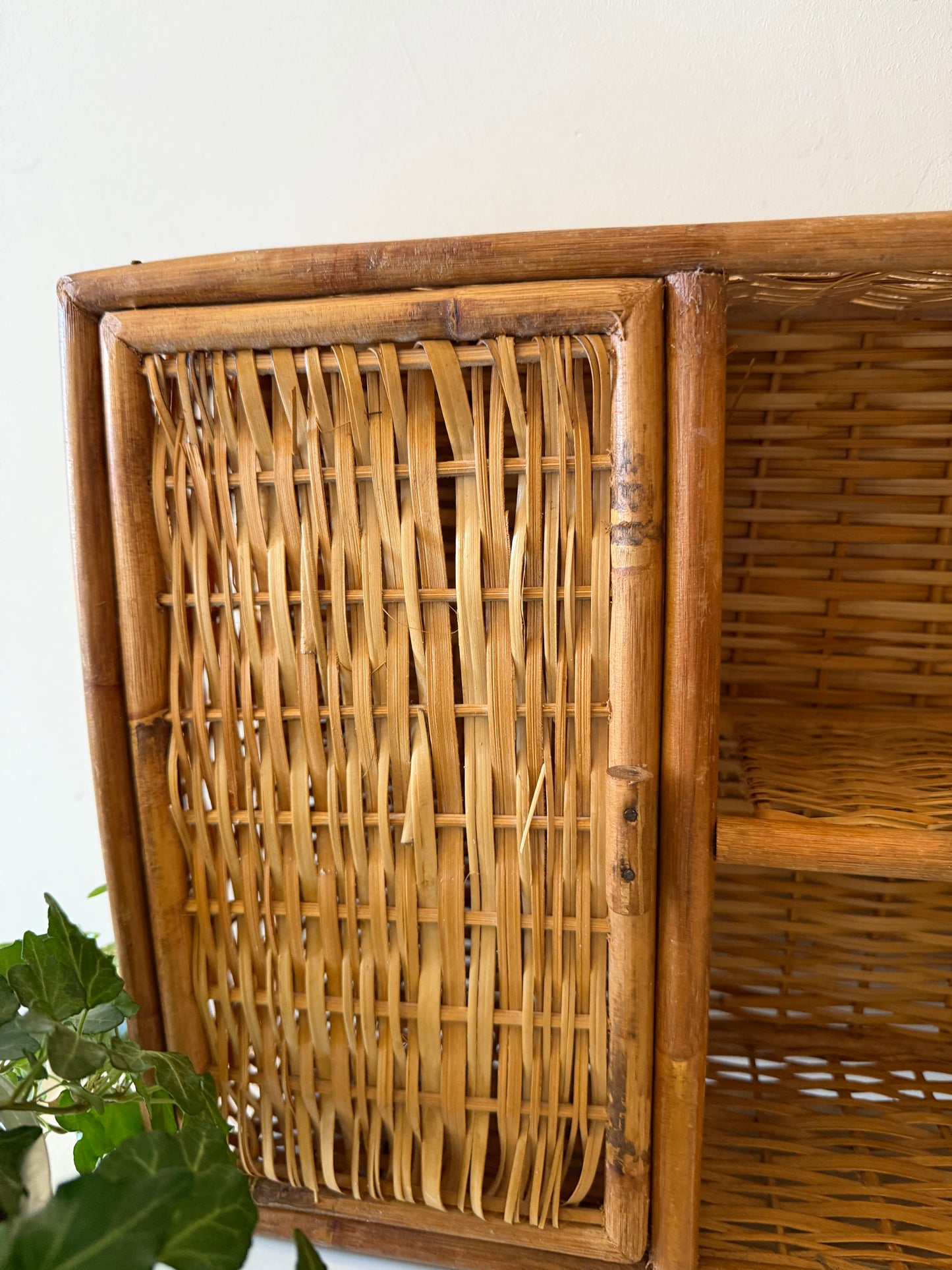 Rotan kastje met deurtjes
