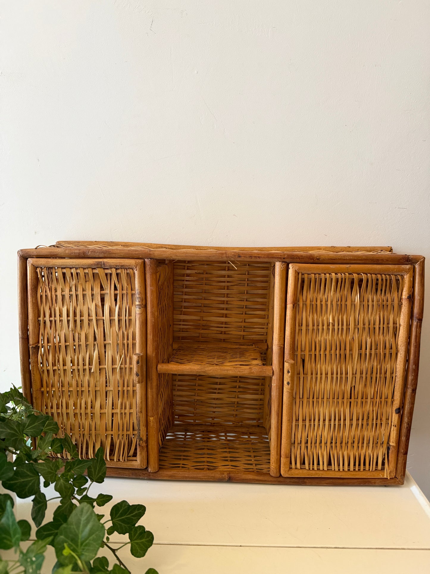 Rotan kastje met deurtjes