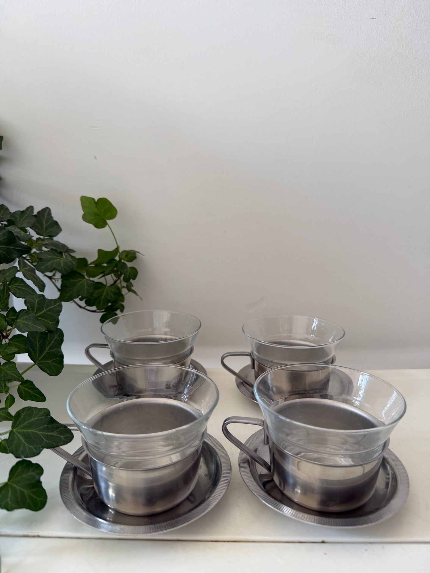 Set van 4 theeglazen in chroom houder en chroom schotel