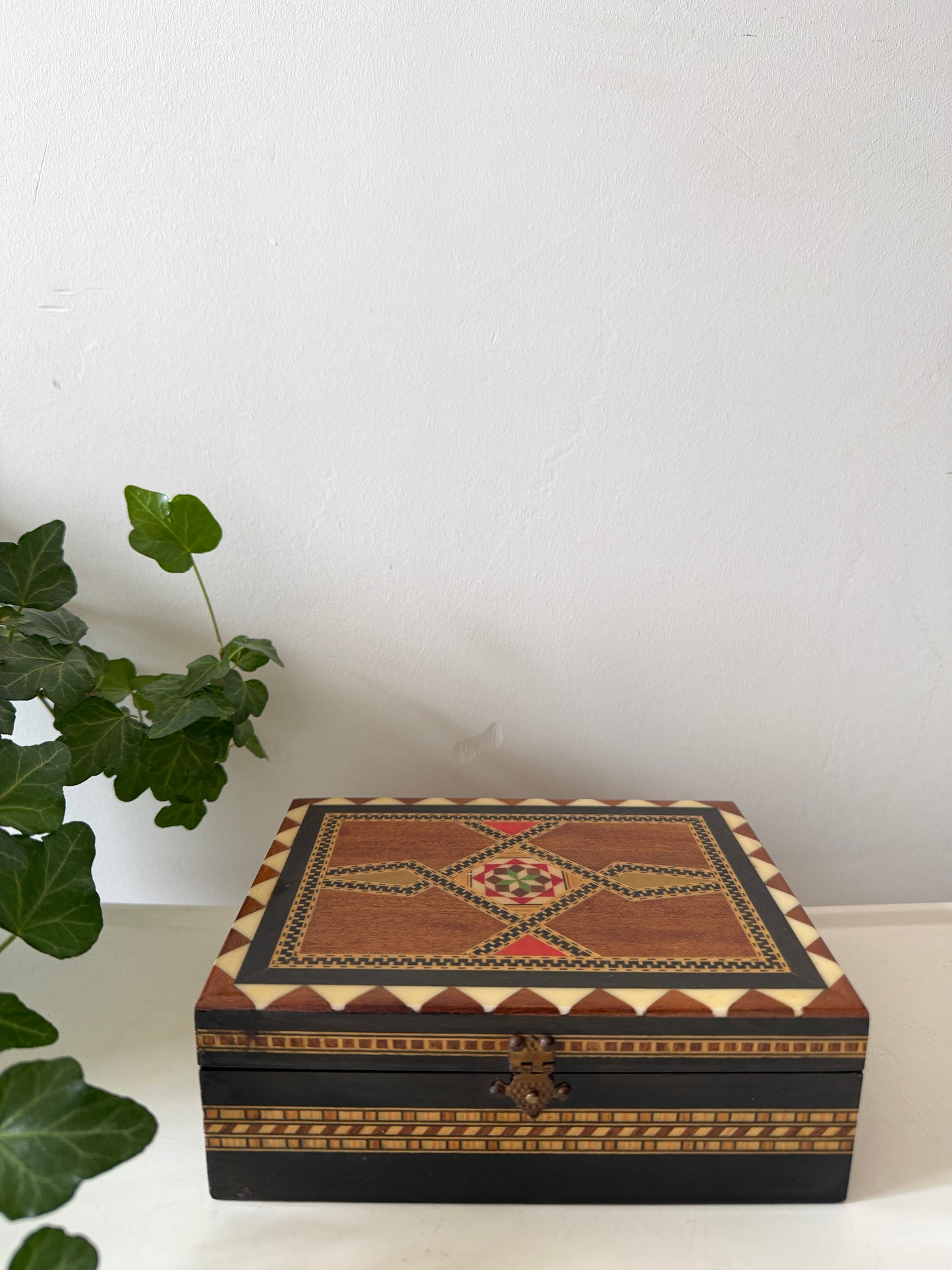 Houten bewaardoosje met ingelegd motief