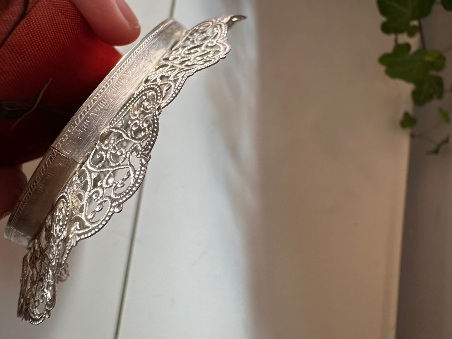 Opengewerkt ovaal fotolijstje op pootje