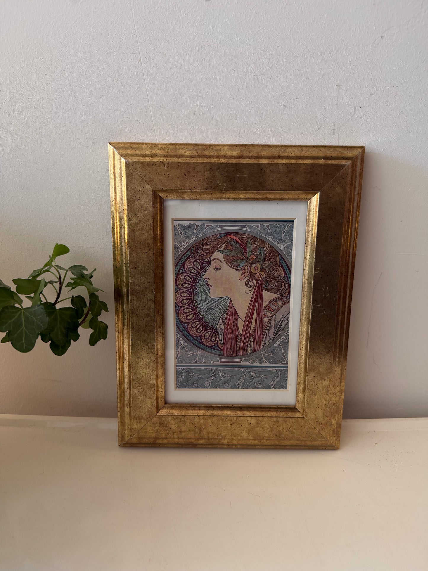 Goudkleurige lijst met art nouveau prent