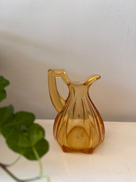 Amberkleurige glazen schenkkannetje