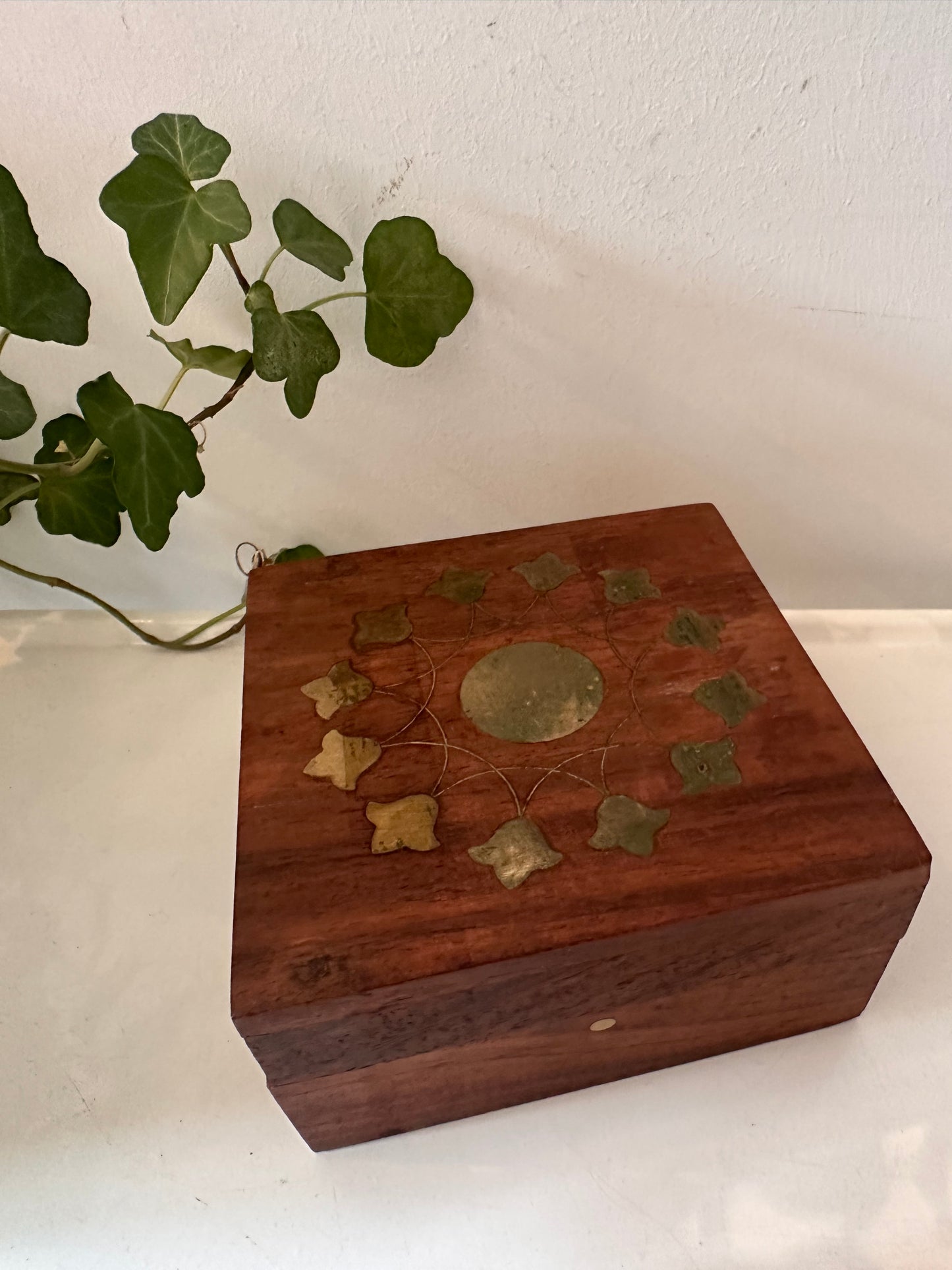 Houten bewaardoosje met messing inleg