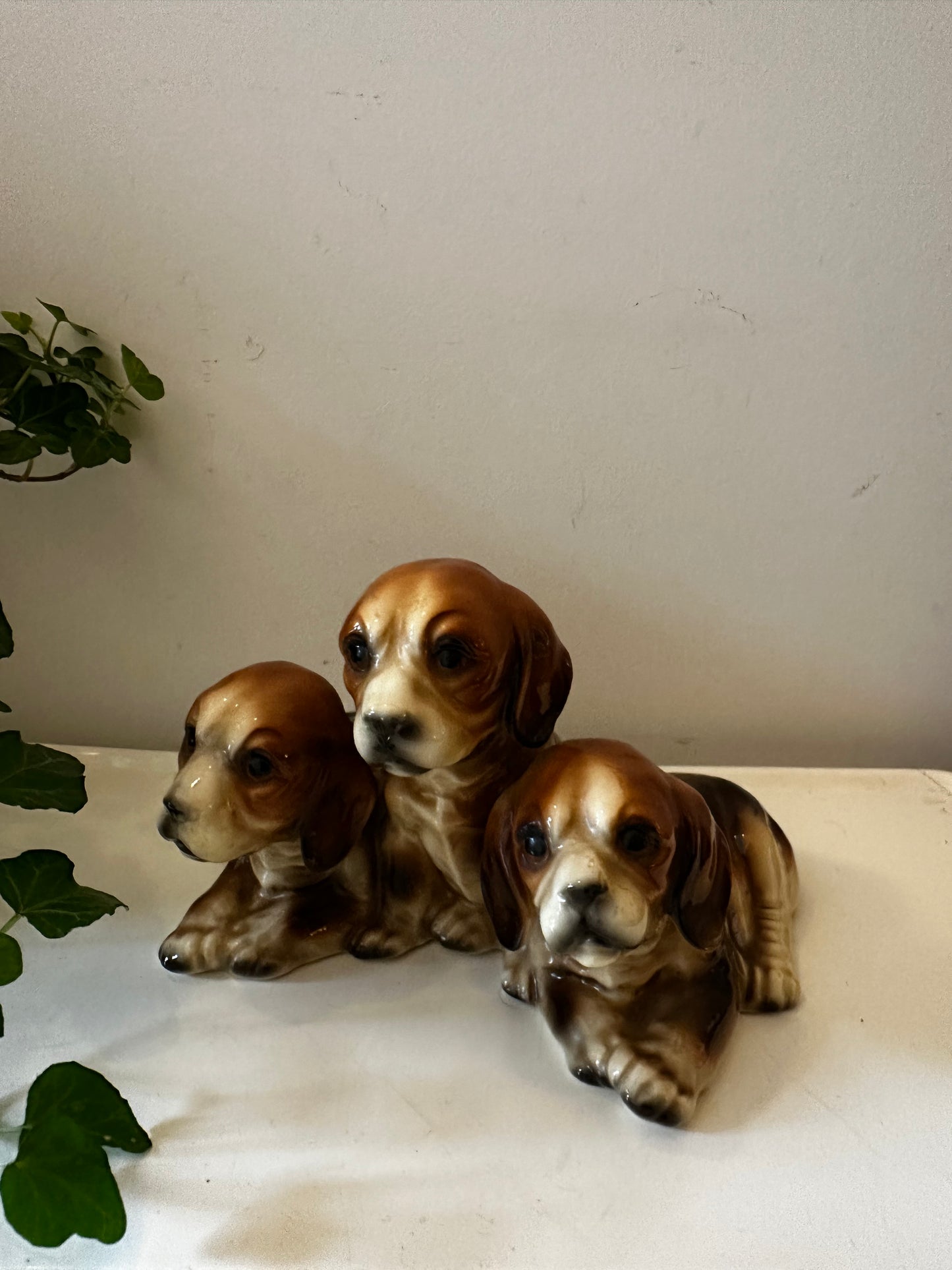 Beeldje van 3 puppy’s porselein