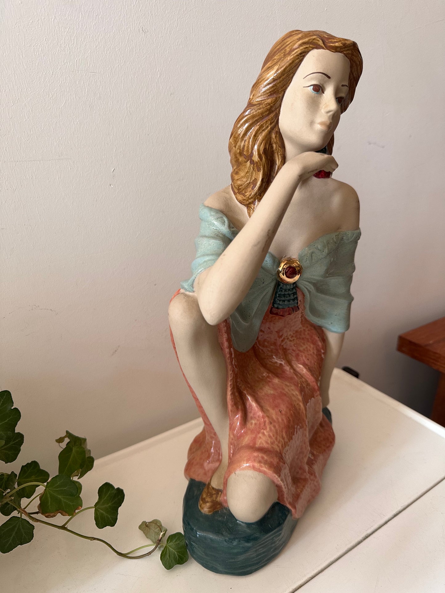 Art Deco beeld van zittende vrouw