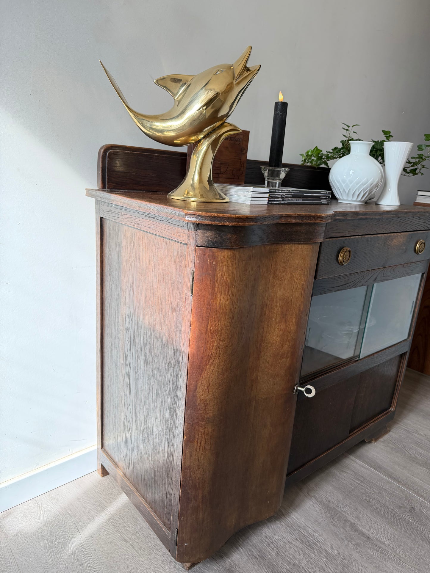 Art Deco kastje met glazen deurtjes