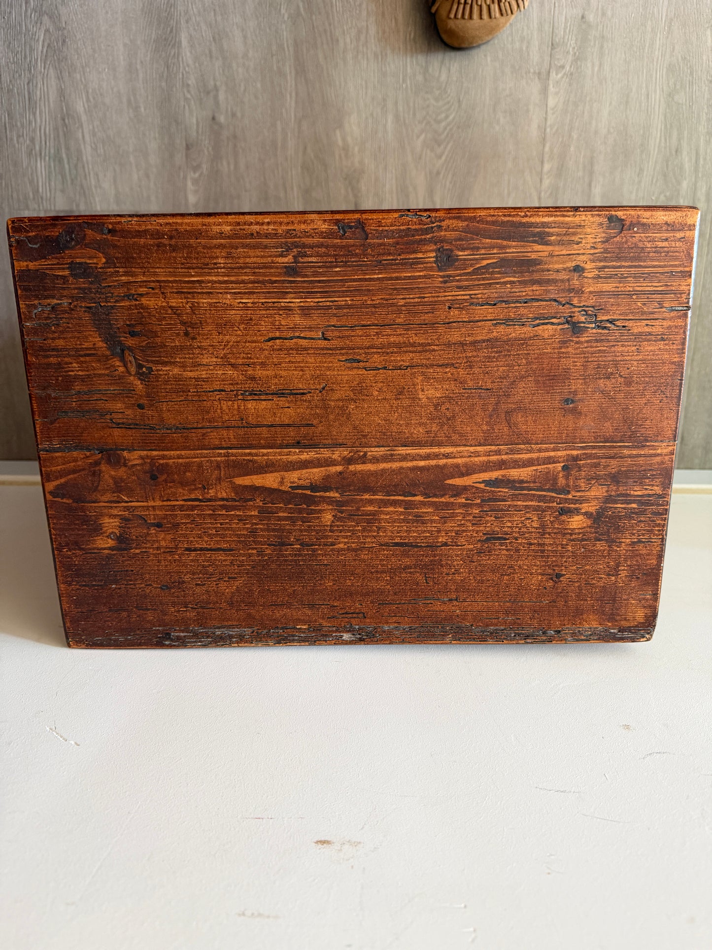 Vintage houten krukje plantentafeltje