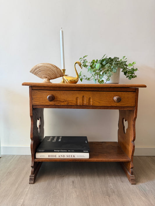 Houten tafeltje met laatje