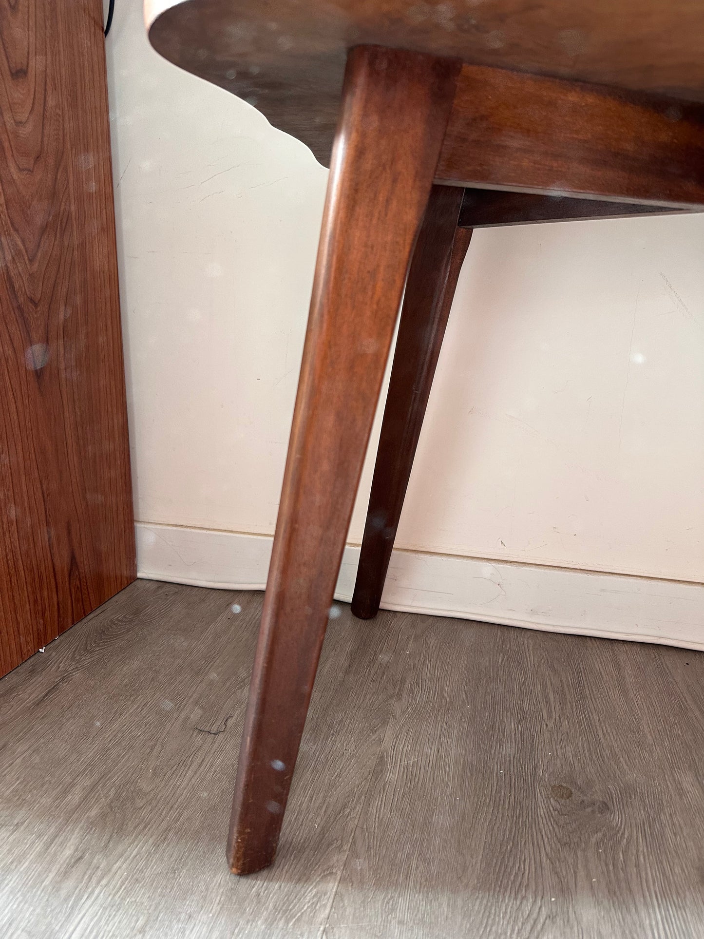 Mid Century tafeltje met golvend blad