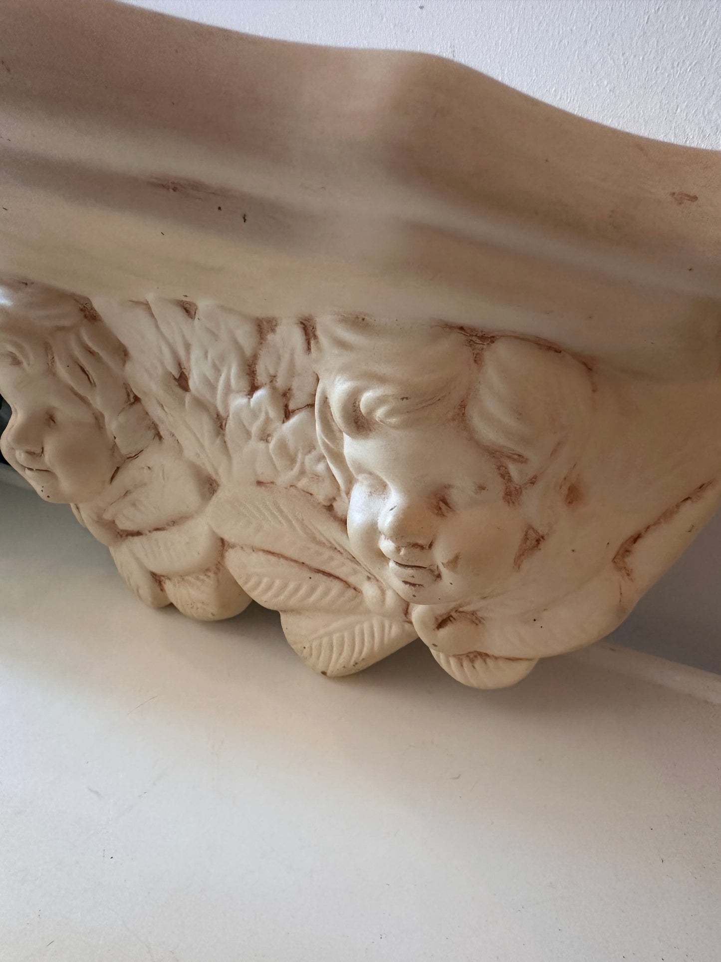 Wandconsole van gips met engelen