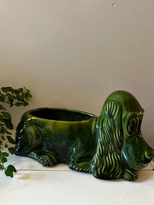 Keramieken bloempot in de vorm van een hond